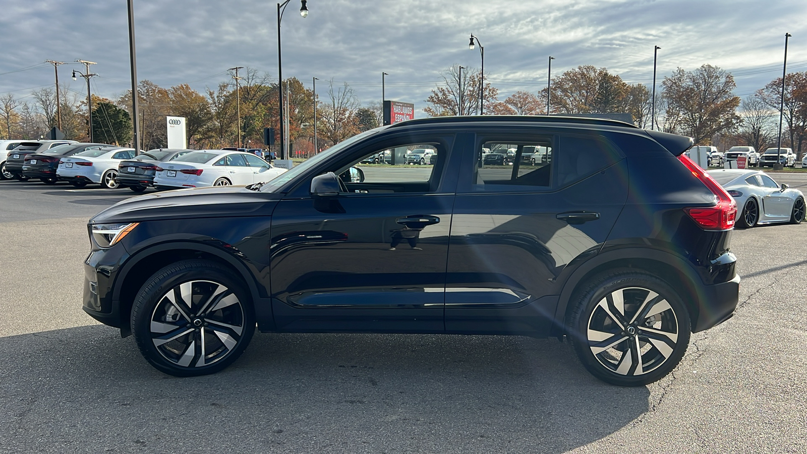 2024 Volvo XC40 B5 Plus Dark Theme 5