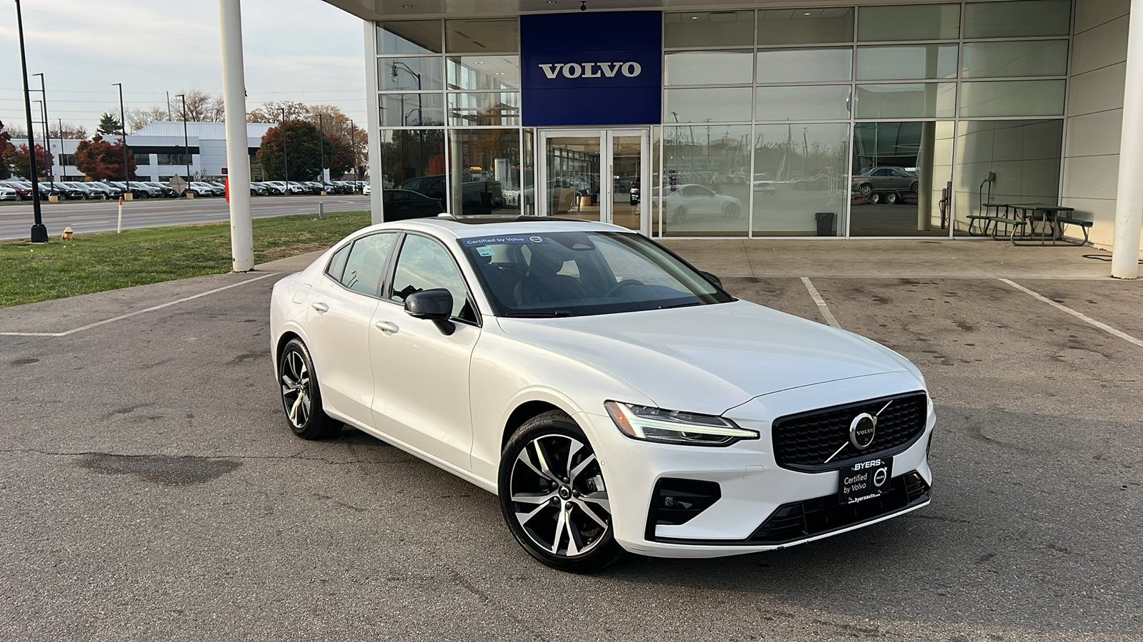 2024 Volvo S60 B5 Plus Dark Theme 1