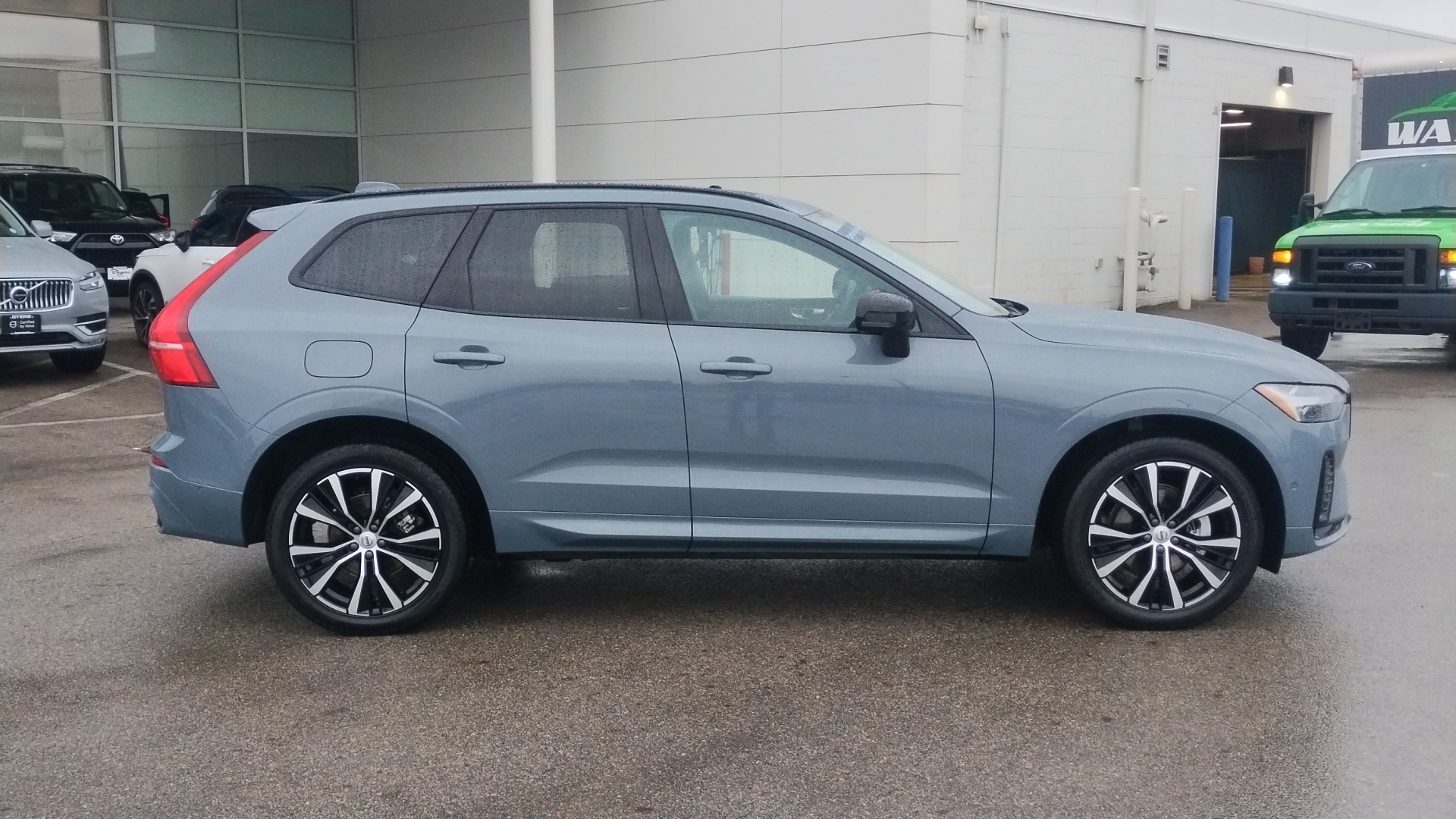 2024 Volvo XC60 B5 Plus Dark Theme 2