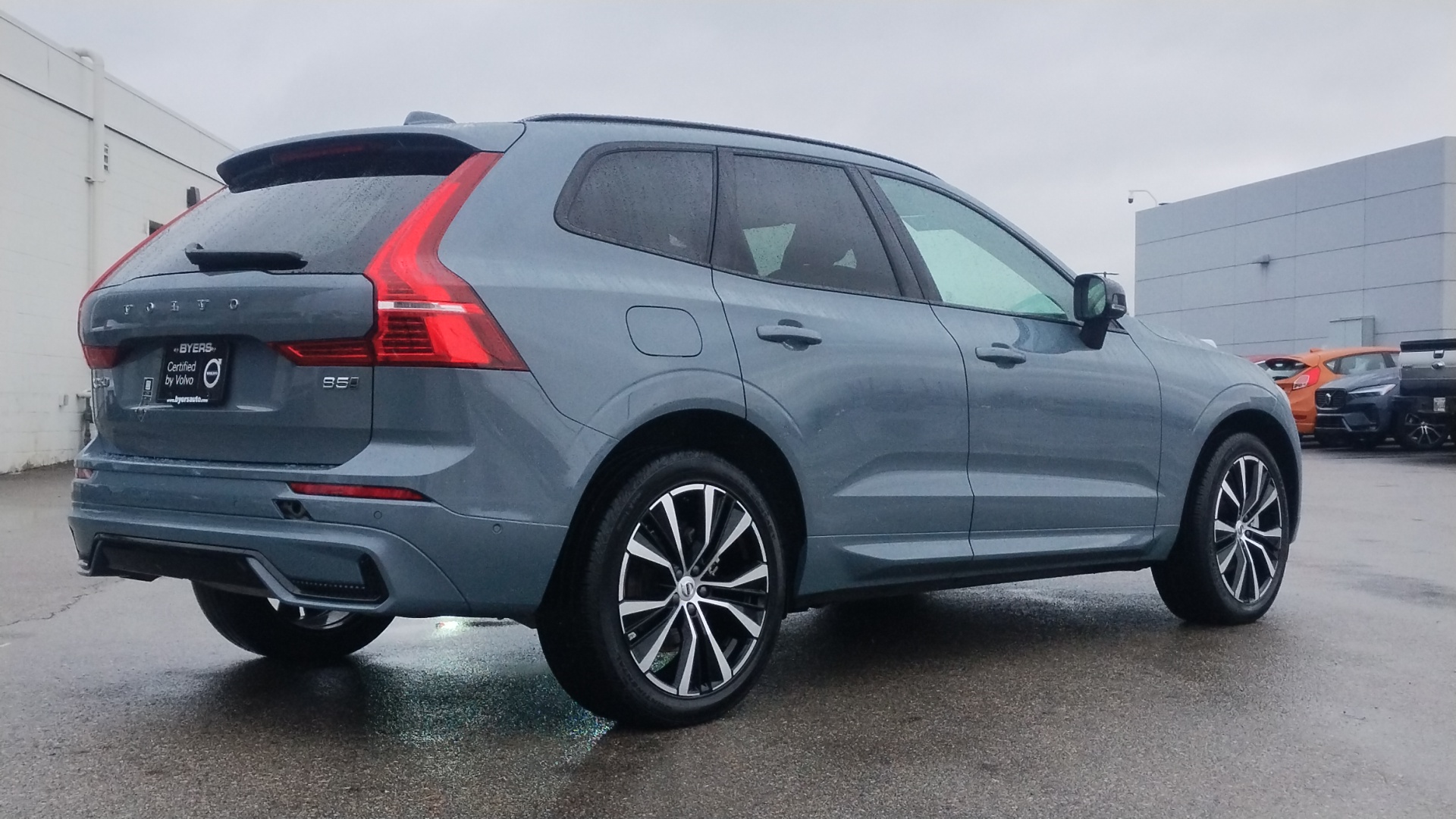 2024 Volvo XC60 B5 Plus Dark Theme 3