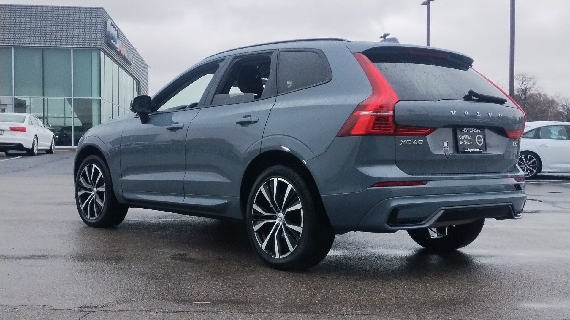 2024 Volvo XC60 B5 Plus Dark Theme 4