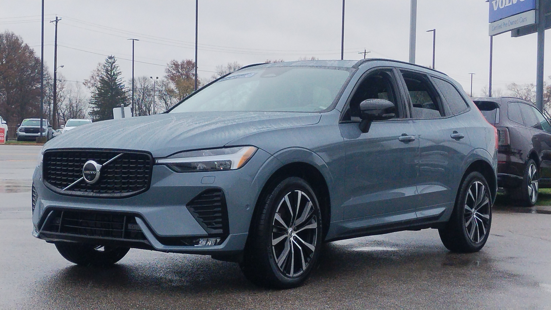 2024 Volvo XC60 B5 Plus Dark Theme 5