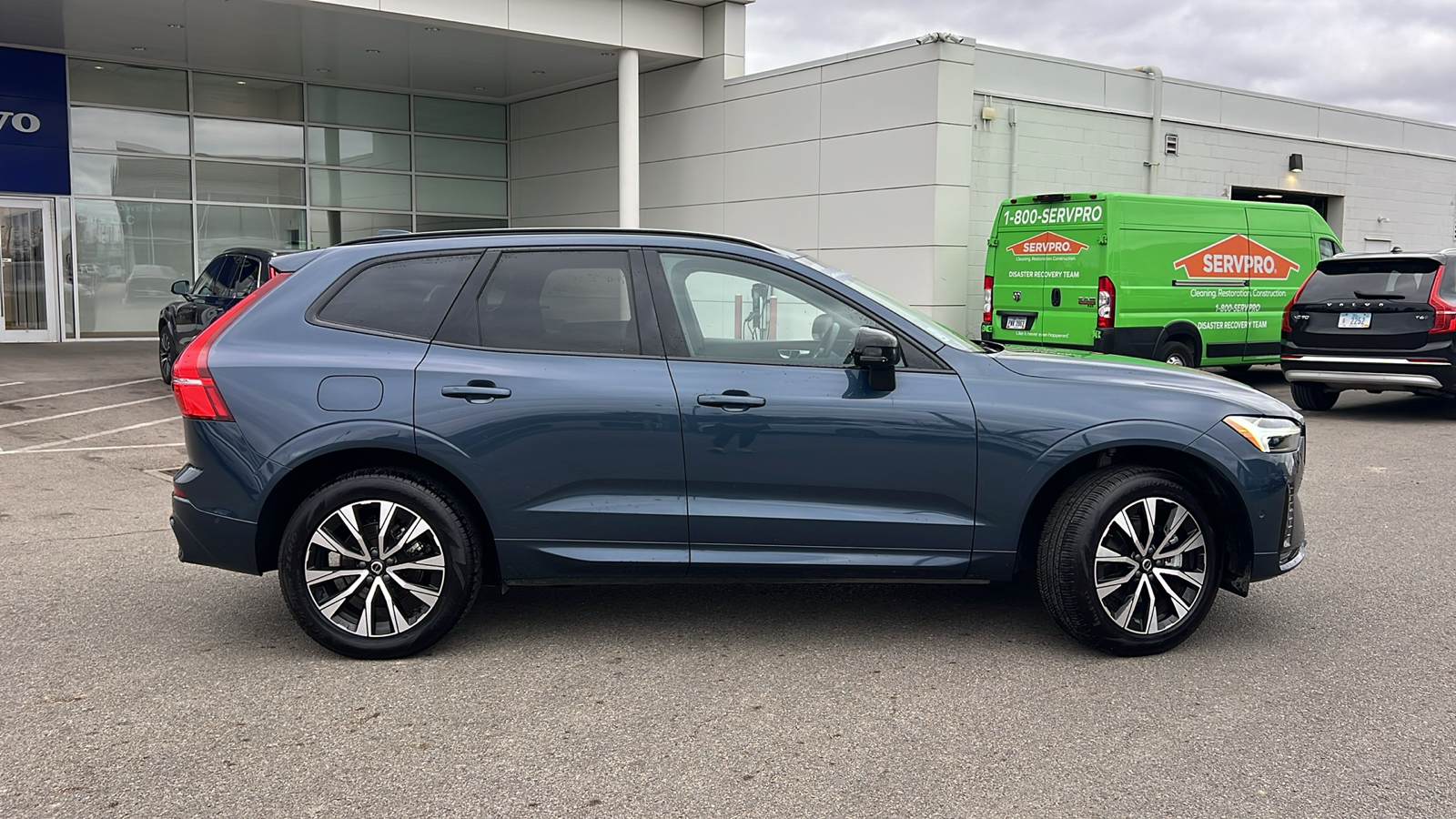 2024 Volvo XC60 B5 Plus Dark Theme 2