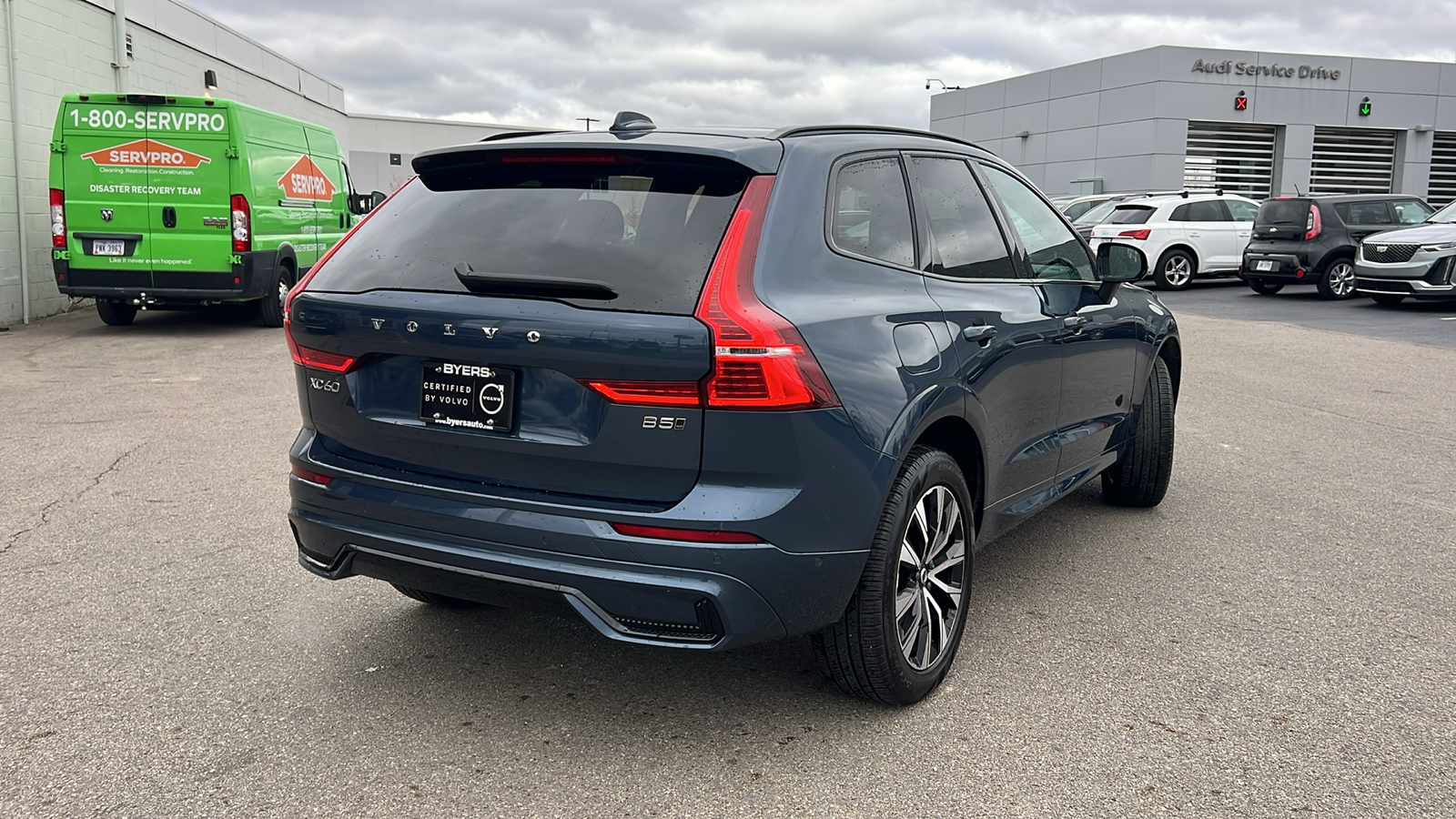 2024 Volvo XC60 B5 Plus Dark Theme 3