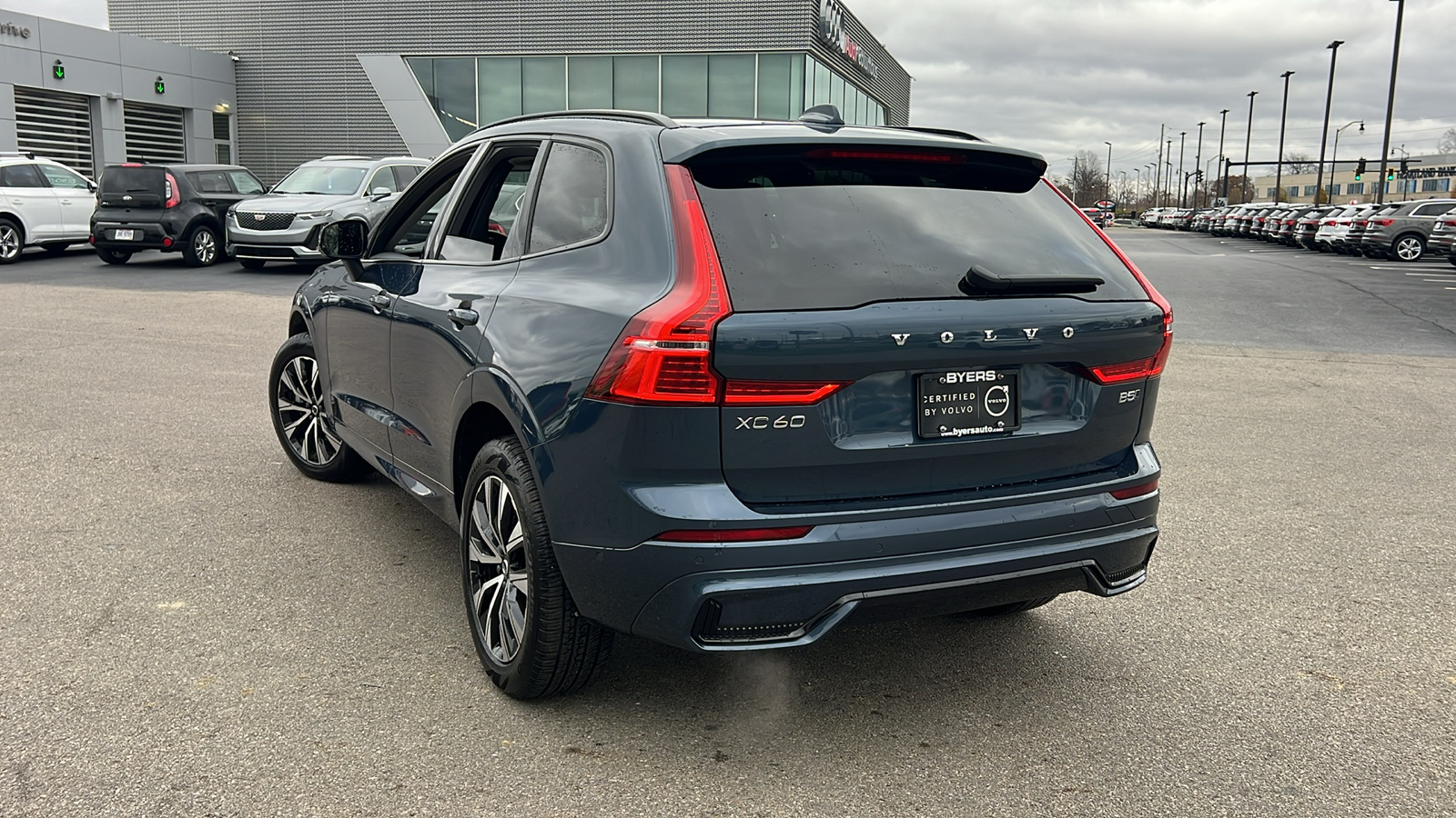 2024 Volvo XC60 B5 Plus Dark Theme 4