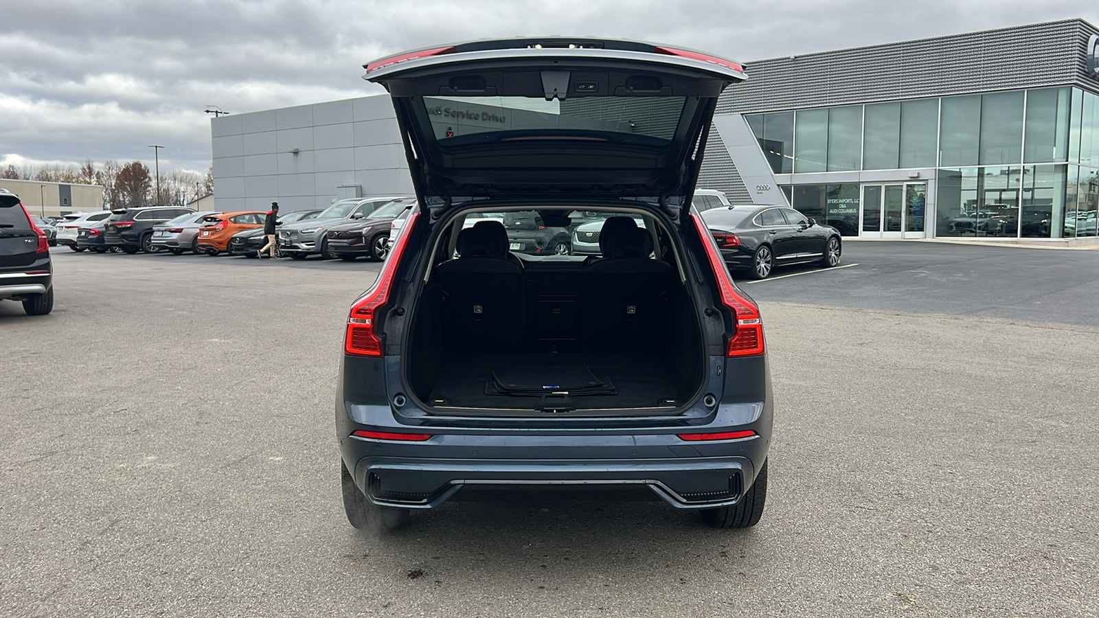 2024 Volvo XC60 B5 Plus Dark Theme 31