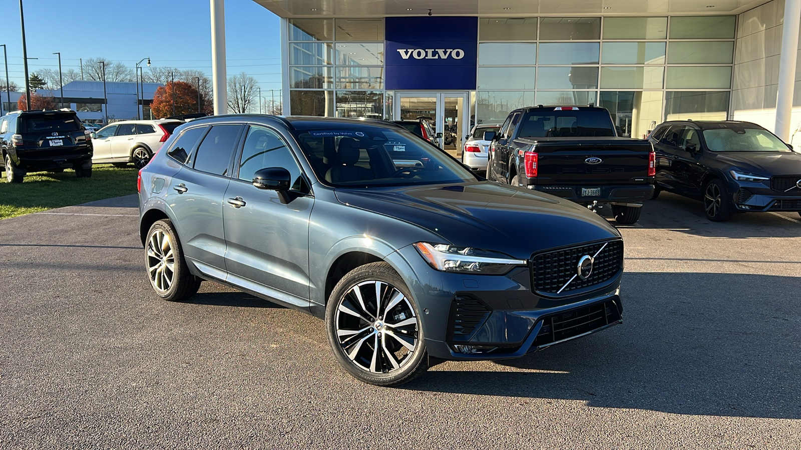 2024 Volvo XC60 B5 Plus Dark Theme 1