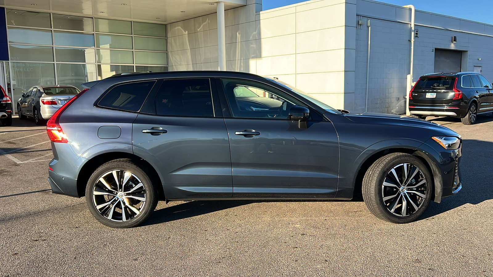 2024 Volvo XC60 B5 Plus Dark Theme 2