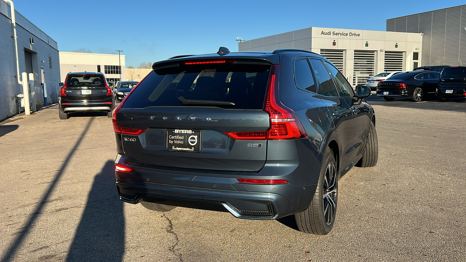 2024 Volvo XC60 B5 Plus Dark Theme 3