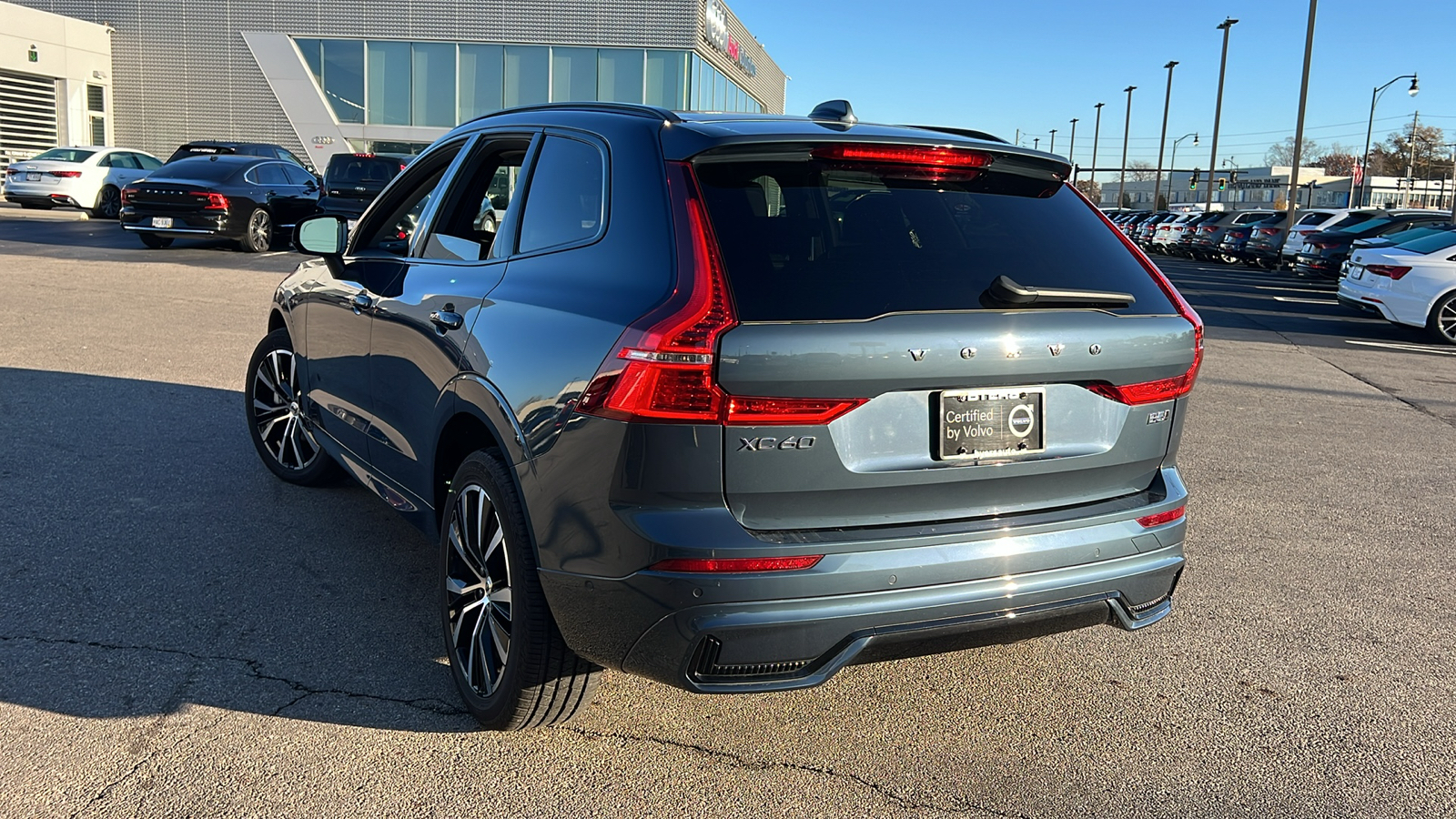 2024 Volvo XC60 B5 Plus Dark Theme 4