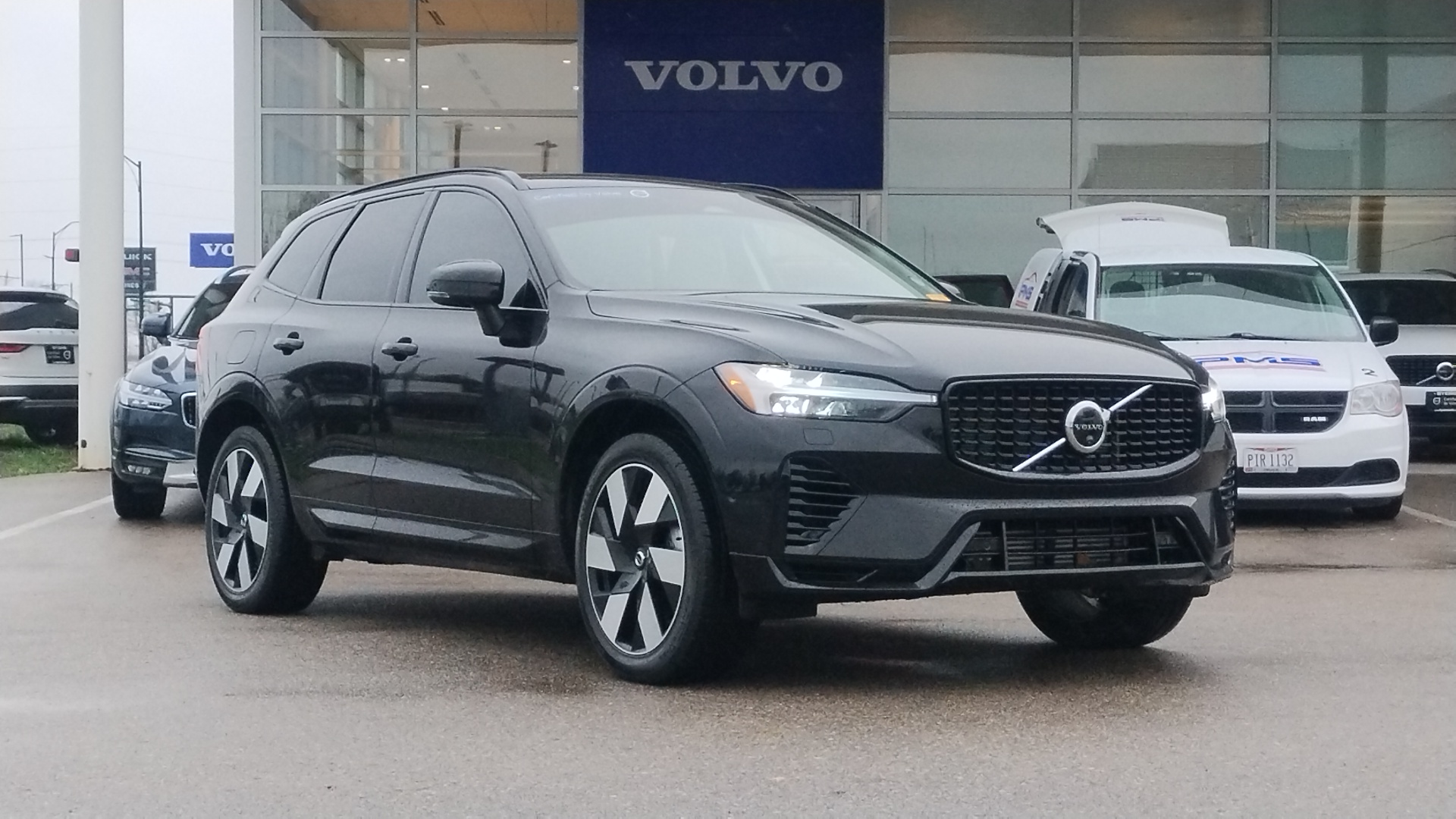 2024 Volvo XC60 Recharge Plug-In Hybrid T8 Plus Dark Theme 1