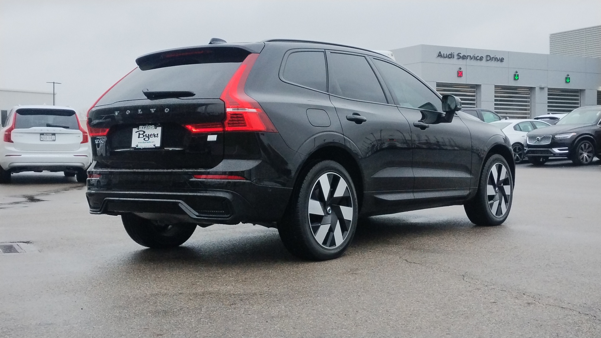 2024 Volvo XC60 Recharge Plug-In Hybrid T8 Plus Dark Theme 3