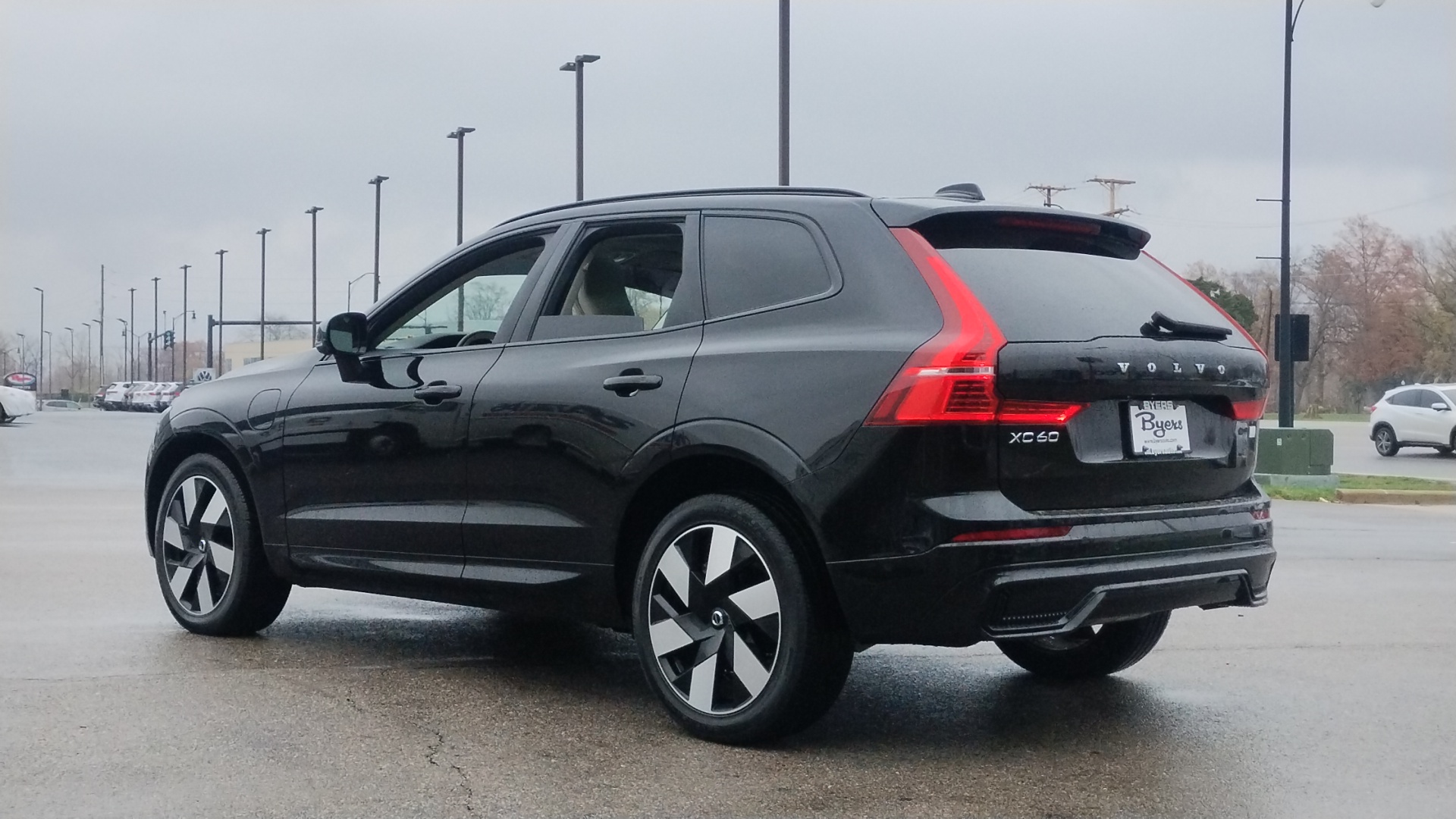 2024 Volvo XC60 Recharge Plug-In Hybrid T8 Plus Dark Theme 4