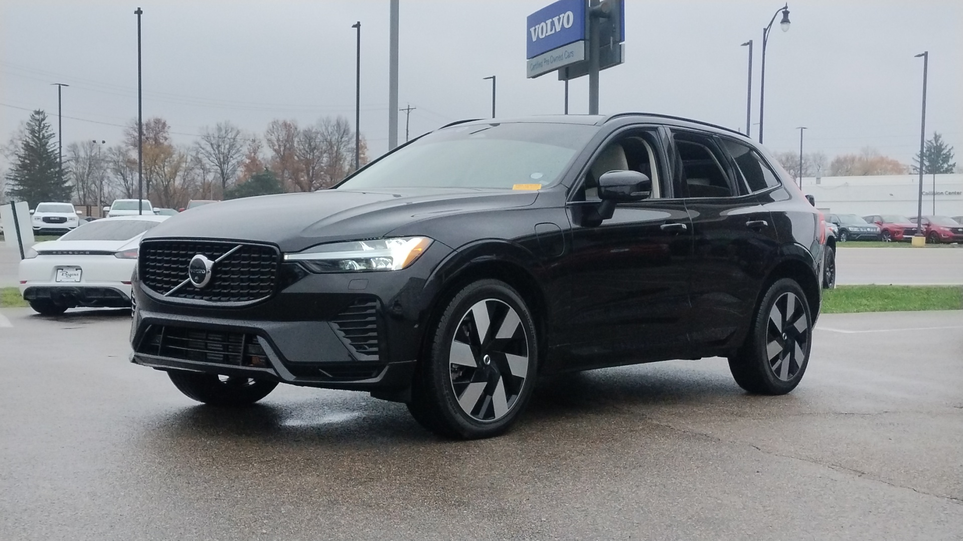 2024 Volvo XC60 Recharge Plug-In Hybrid T8 Plus Dark Theme 5