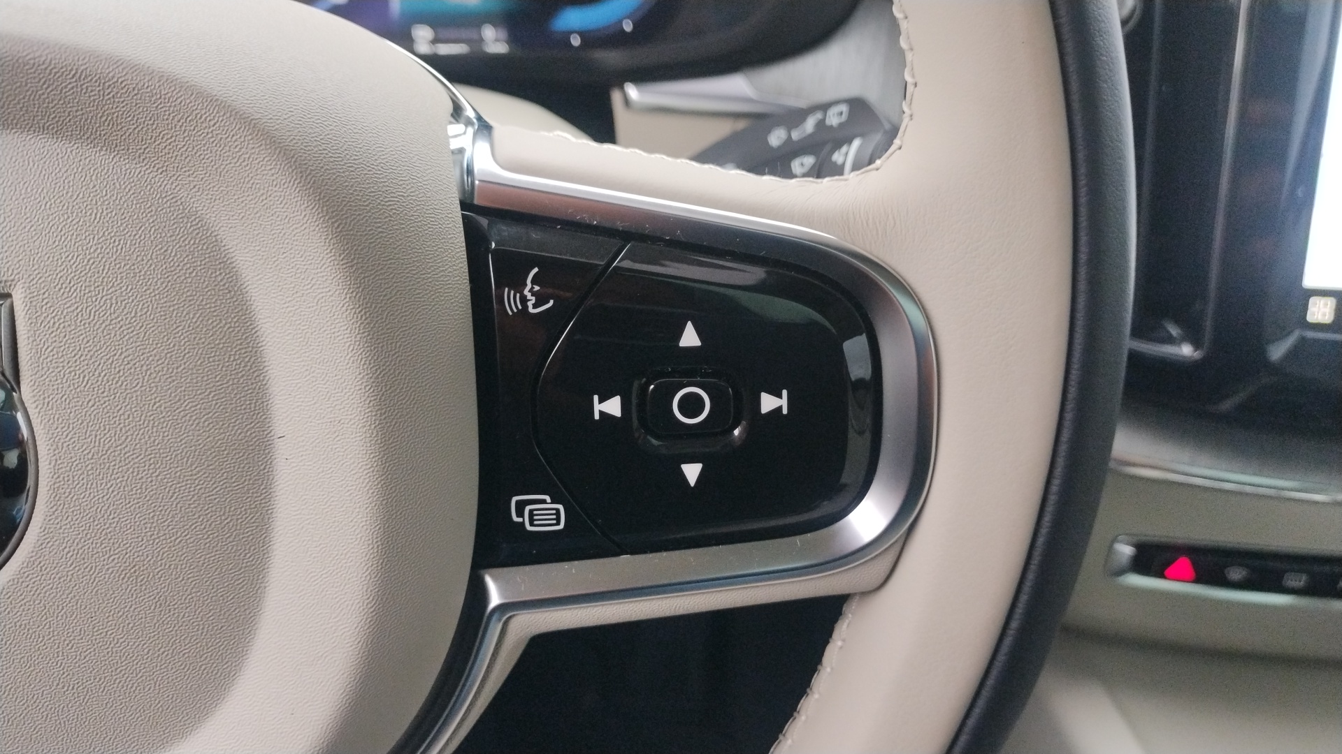 2024 Volvo XC60 Recharge Plug-In Hybrid T8 Plus Dark Theme 16