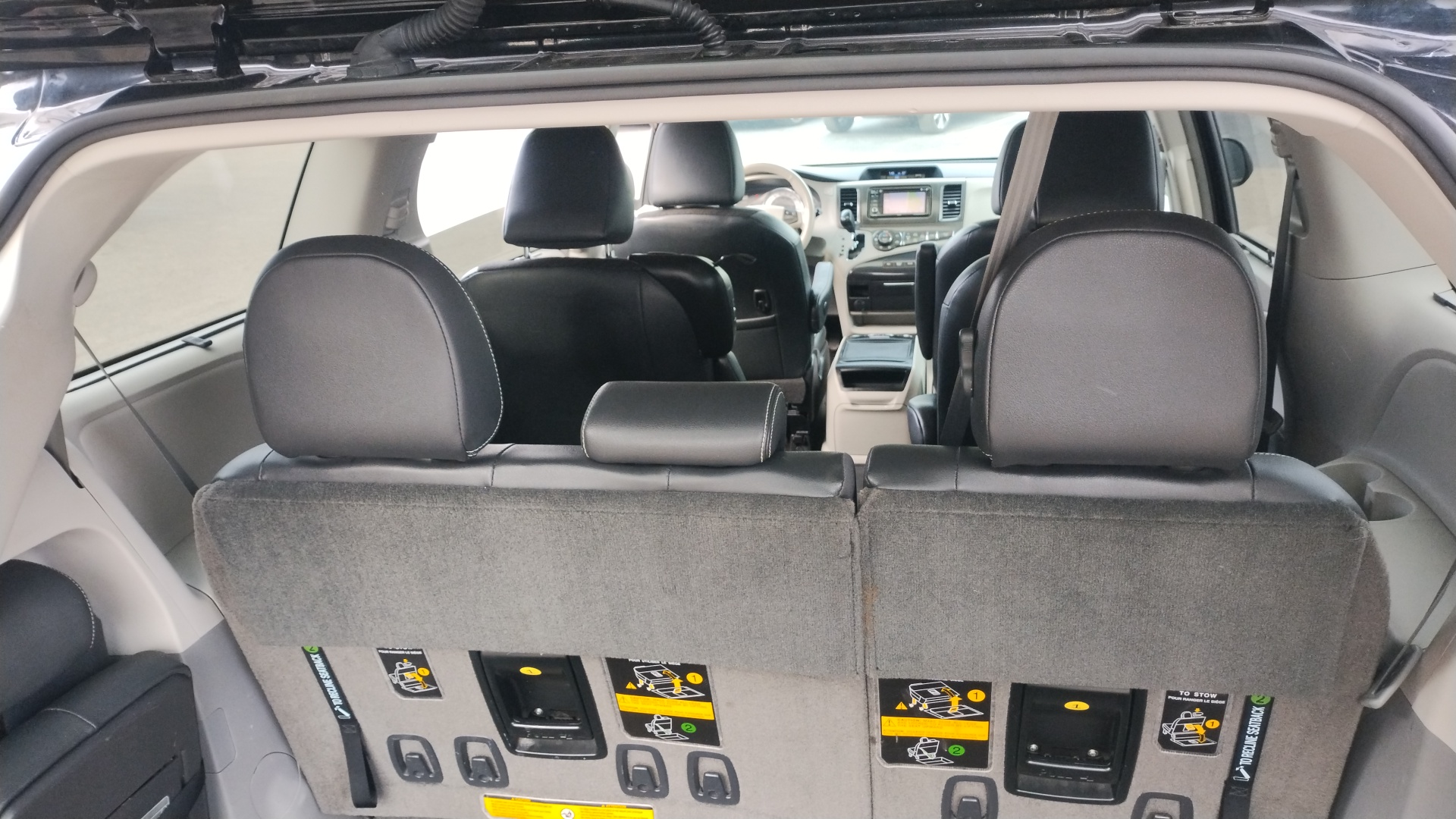 2014 Toyota Sienna SE 32