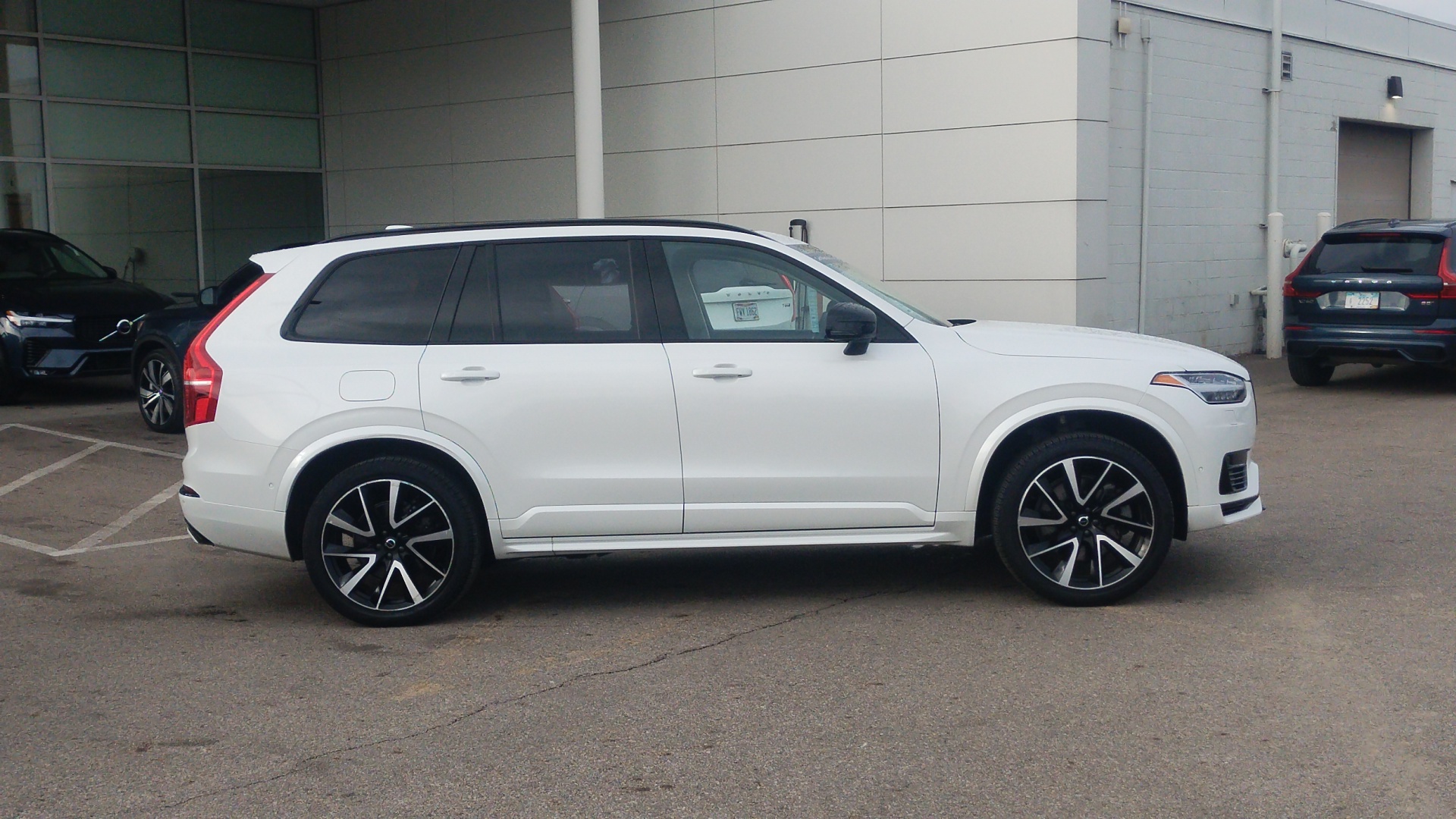 2023 Volvo XC90 Recharge Plug-In Hybrid T8 Plus Dark Theme 7 Passenger 2