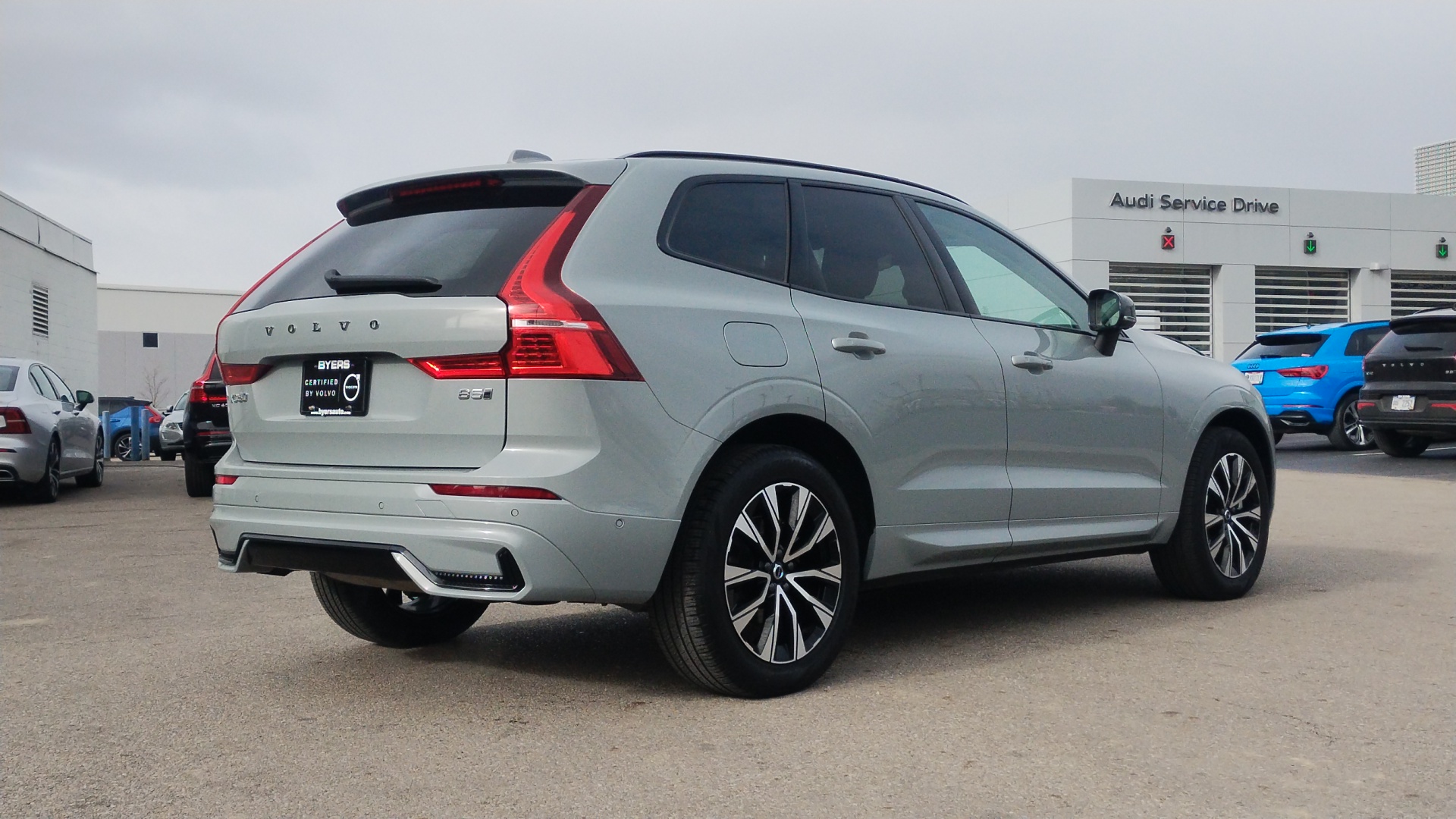 2024 Volvo XC60 B5 Plus Dark Theme 3