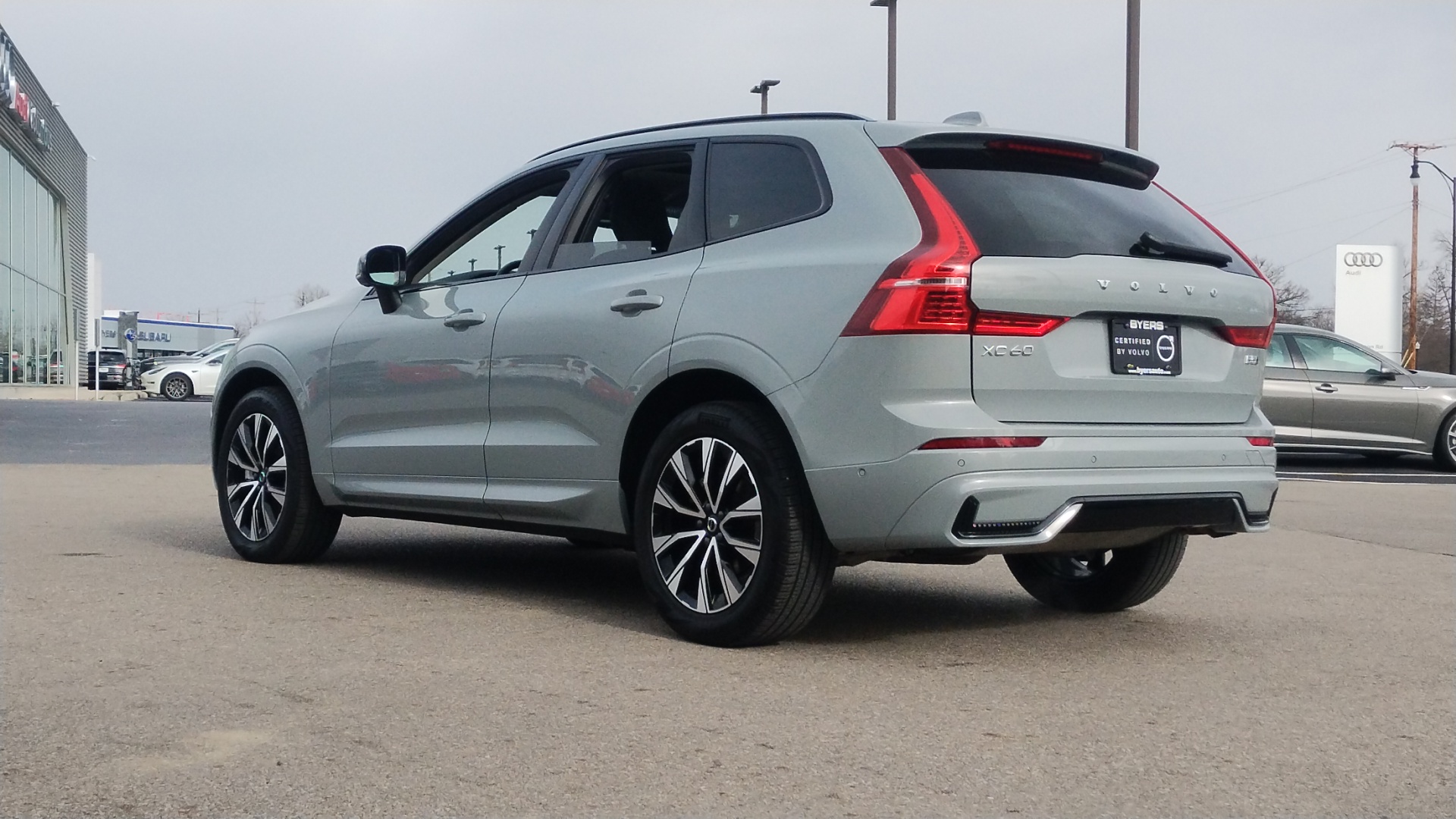 2024 Volvo XC60 B5 Plus Dark Theme 4