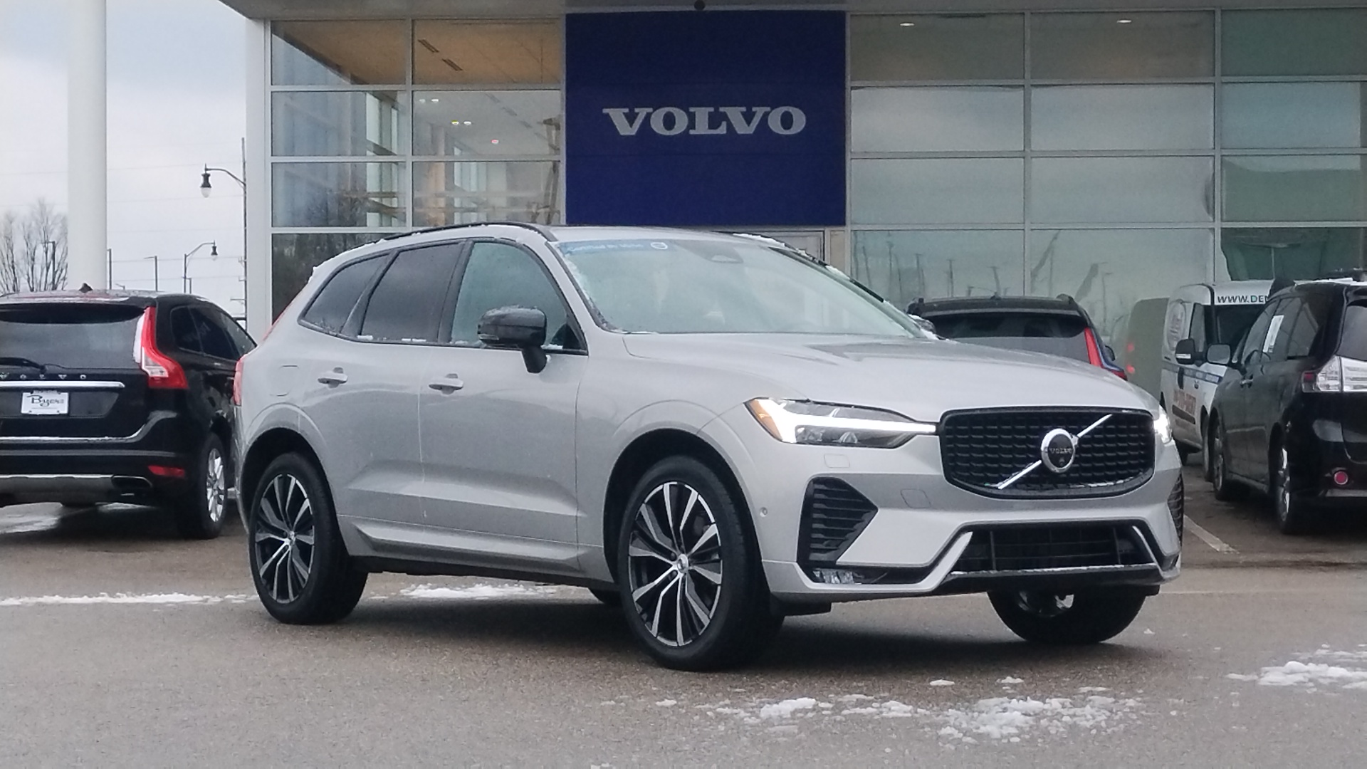 2024 Volvo XC60 B5 Plus Dark Theme 1