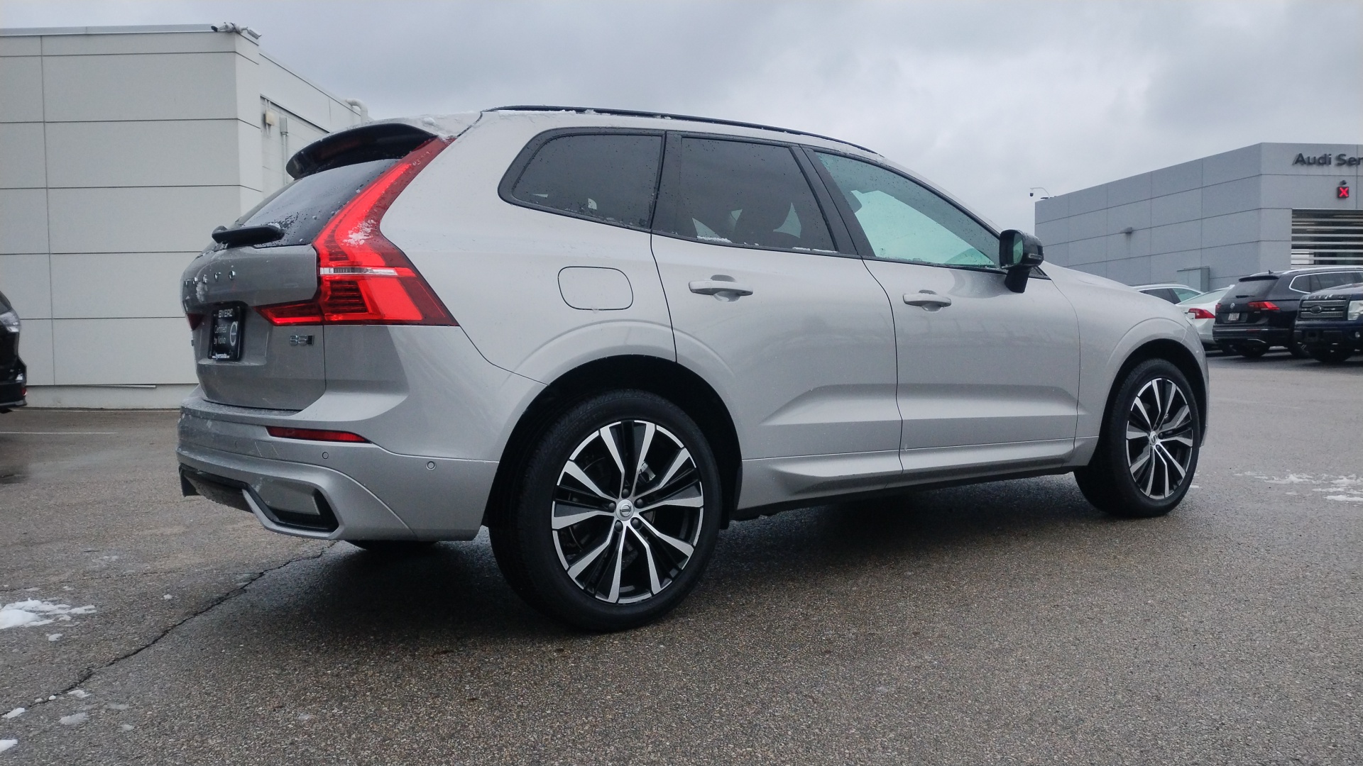 2024 Volvo XC60 B5 Plus Dark Theme 3