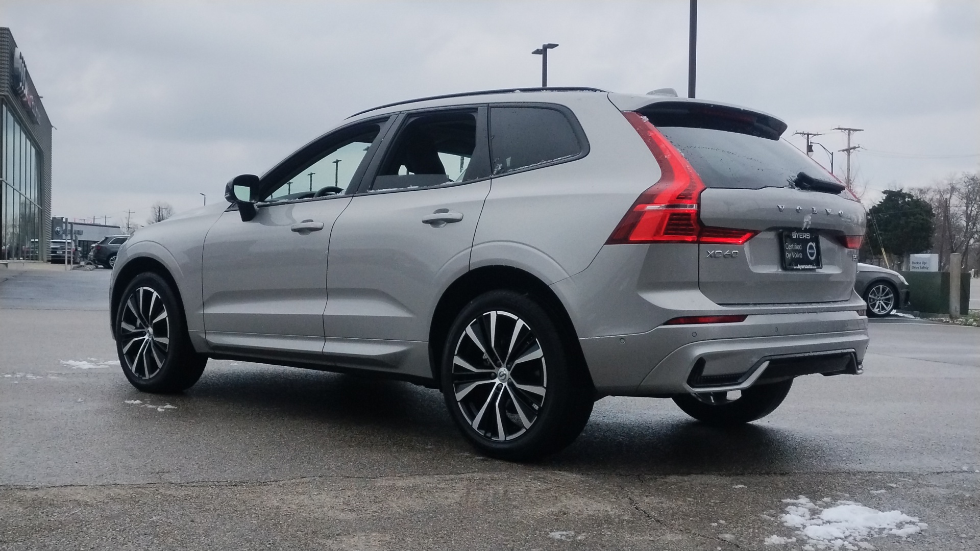 2024 Volvo XC60 B5 Plus Dark Theme 4