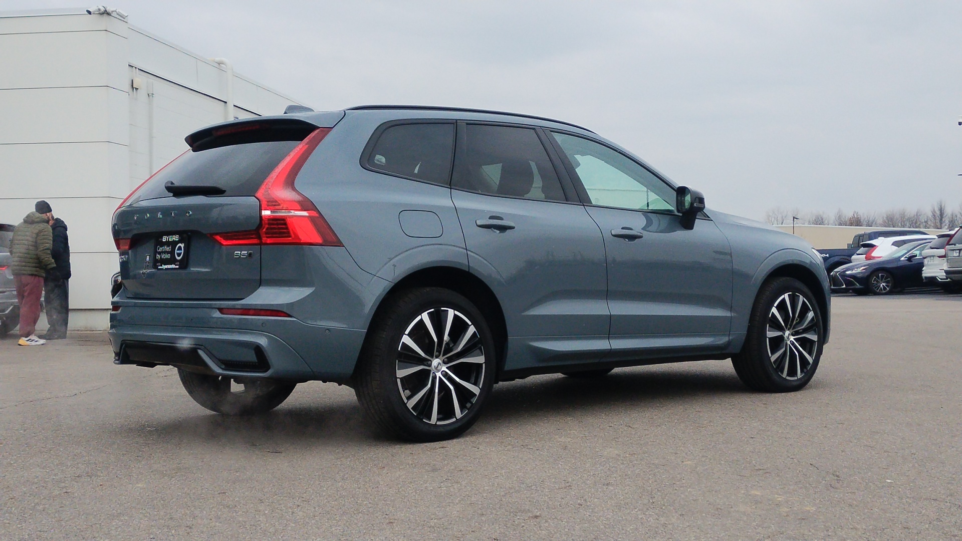 2024 Volvo XC60 B5 Plus Dark Theme 3