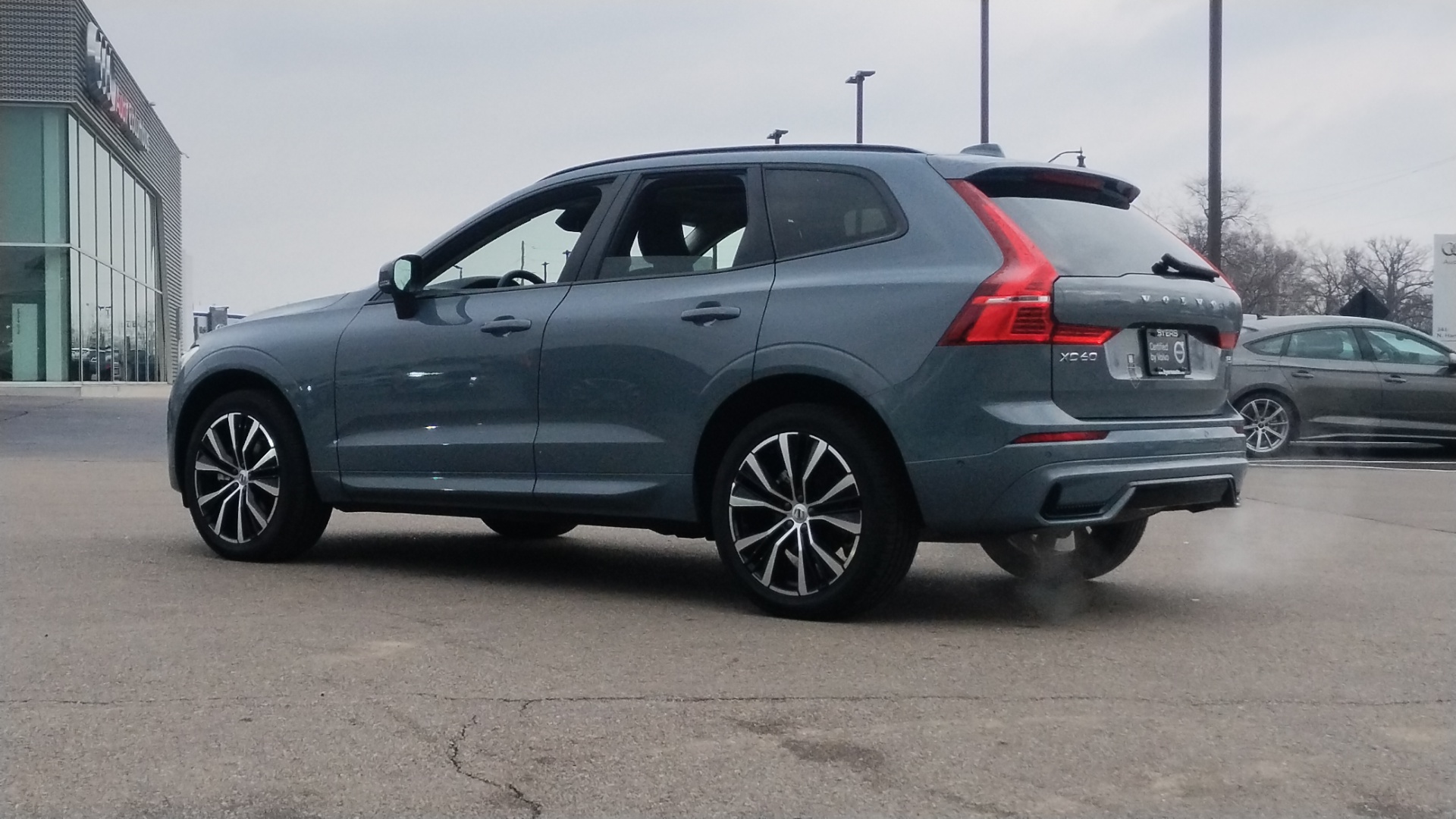 2024 Volvo XC60 B5 Plus Dark Theme 4