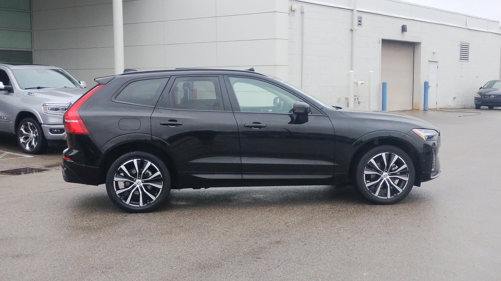 2024 Volvo XC60 B5 Plus Dark Theme 2