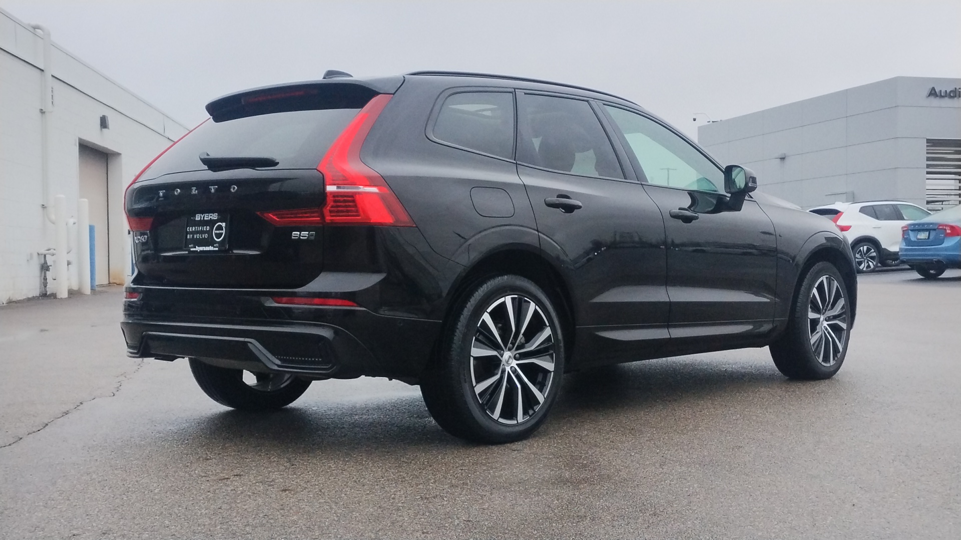 2024 Volvo XC60 B5 Plus Dark Theme 3