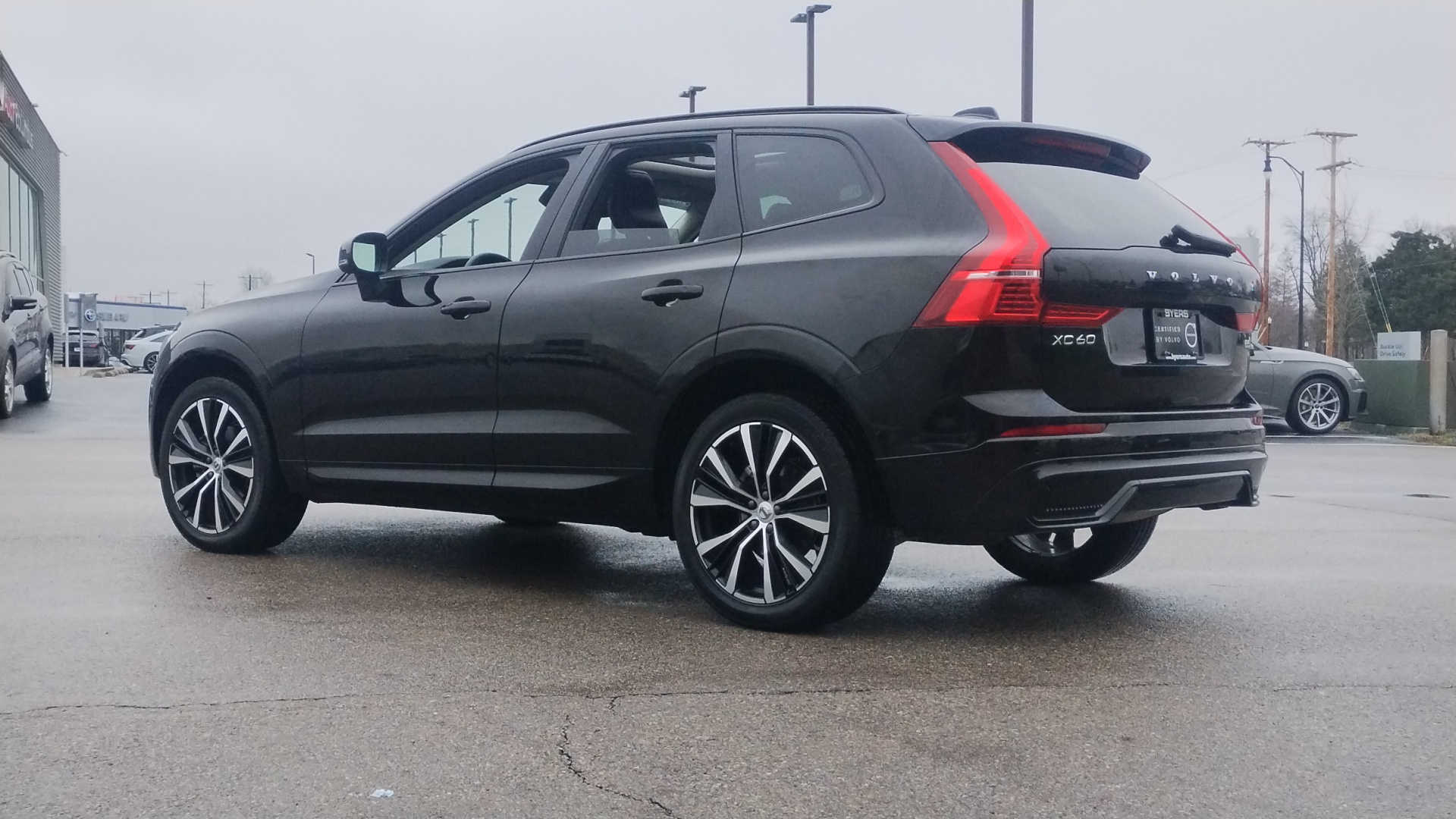 2024 Volvo XC60 B5 Plus Dark Theme 4