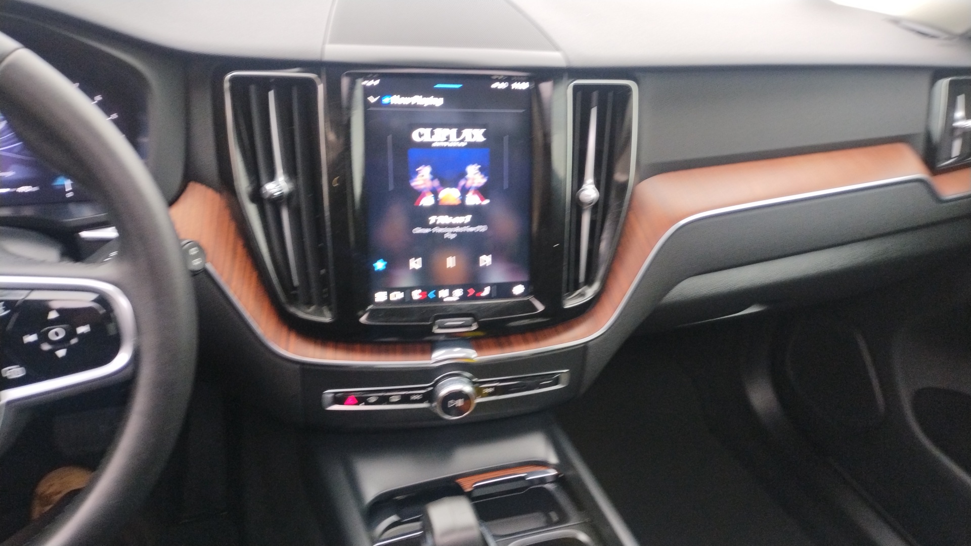 2024 Volvo XC60 B5 Plus Dark Theme 18