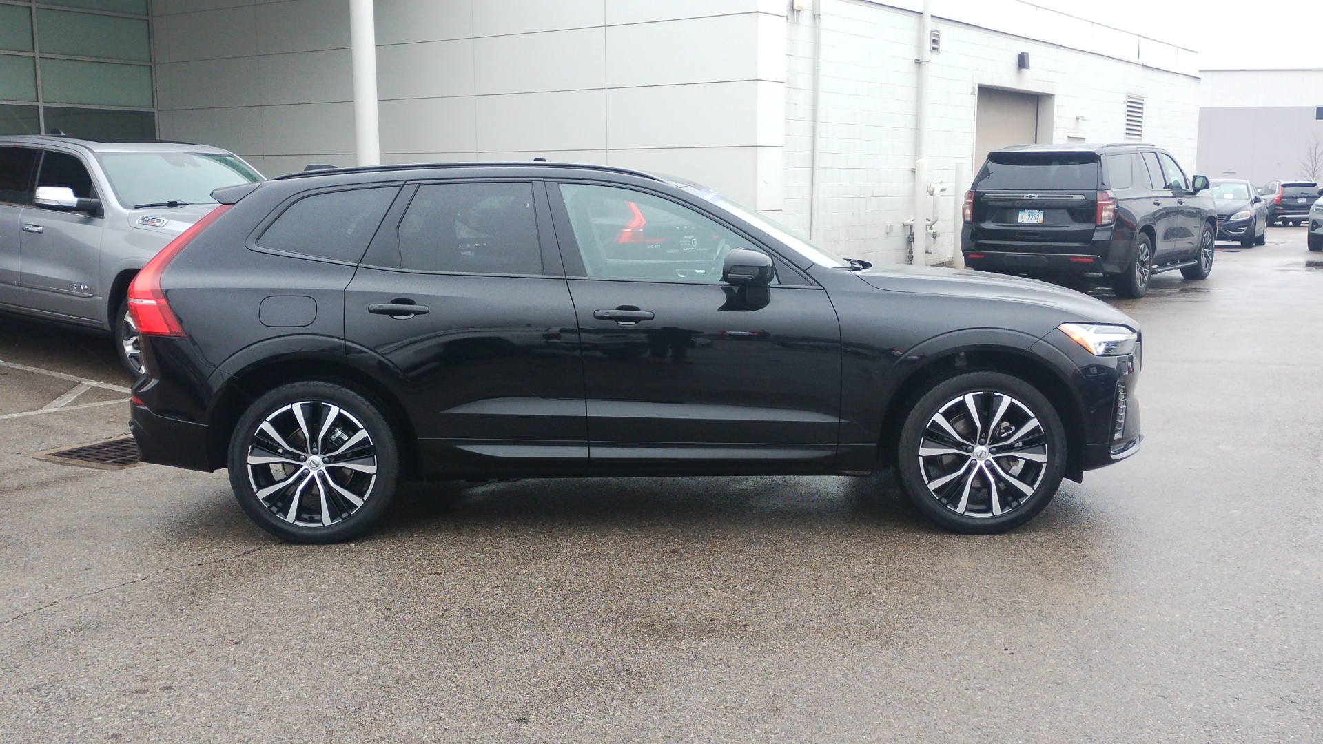 2024 Volvo XC60 B5 Plus Dark Theme 2