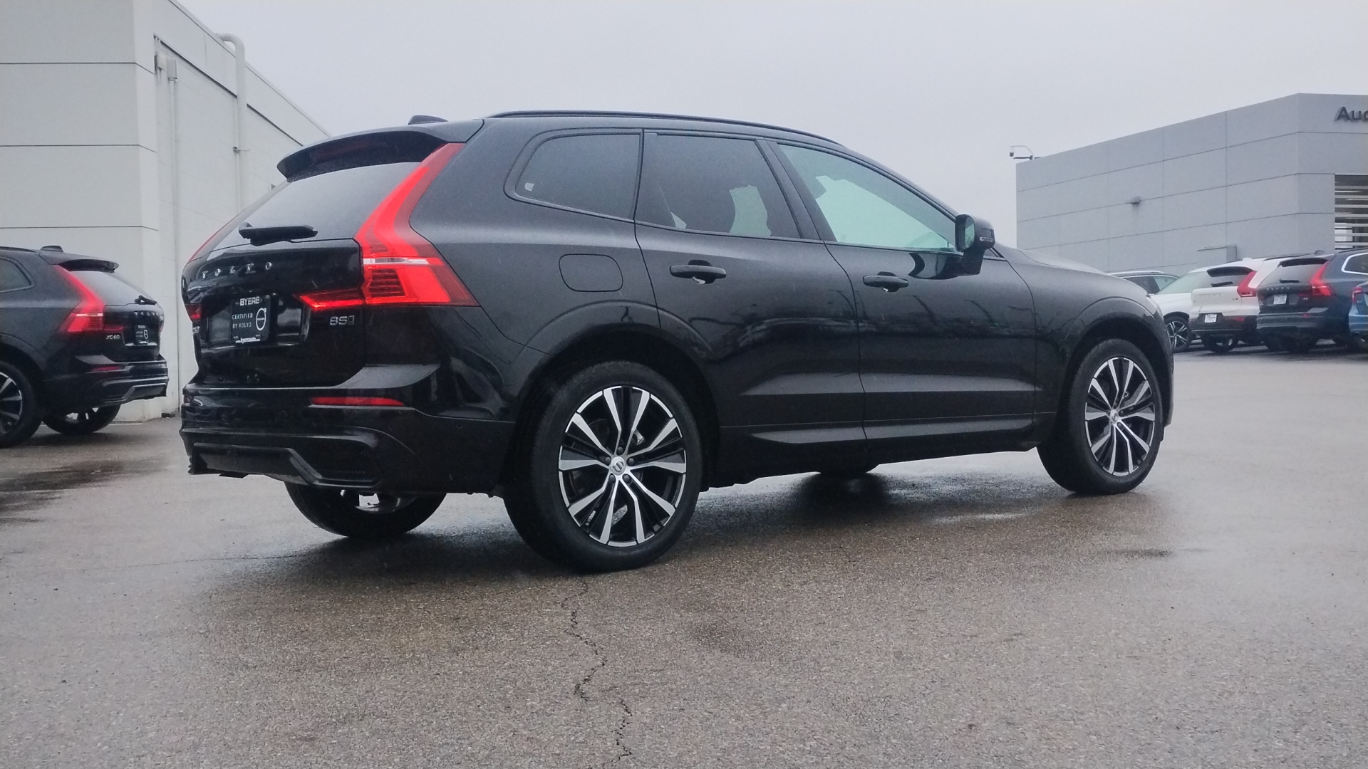 2024 Volvo XC60 B5 Plus Dark Theme 3