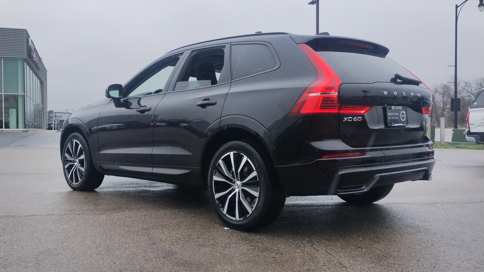 2024 Volvo XC60 B5 Plus Dark Theme 4