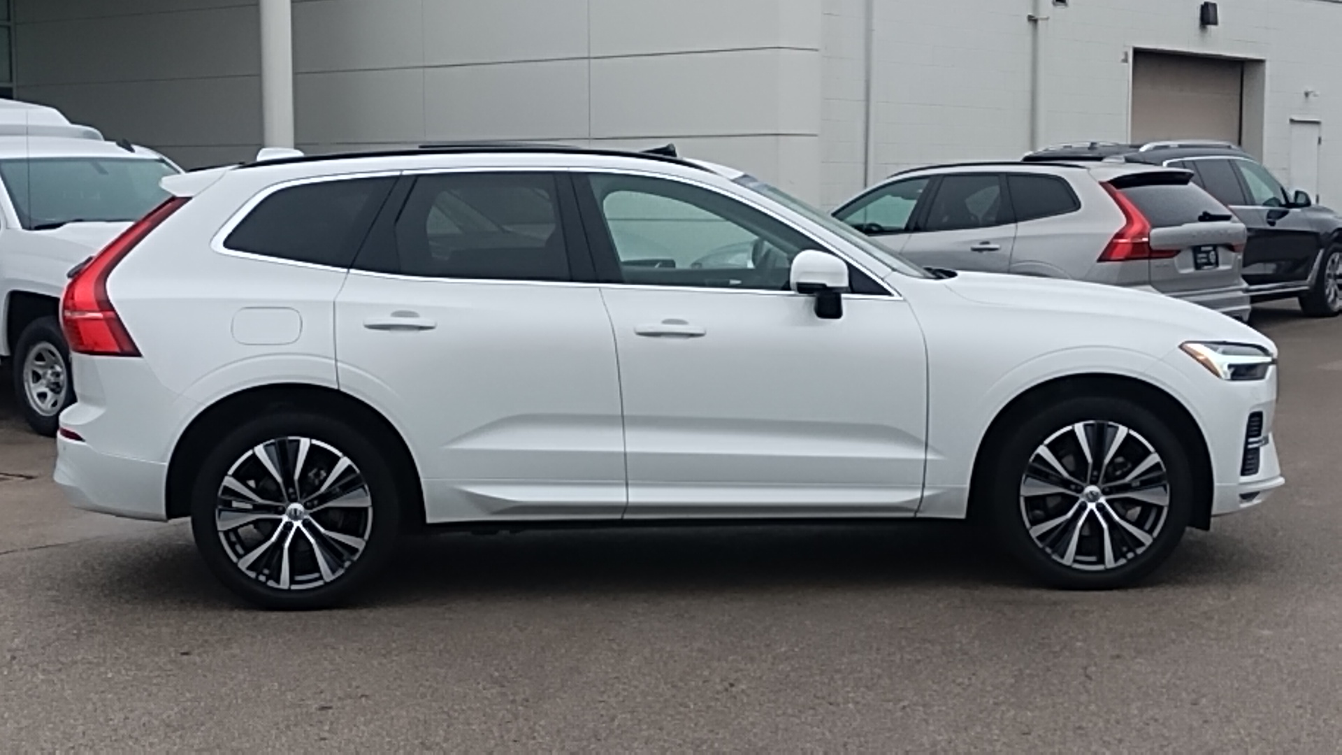 2022 Volvo XC60 B5 Momentum 2