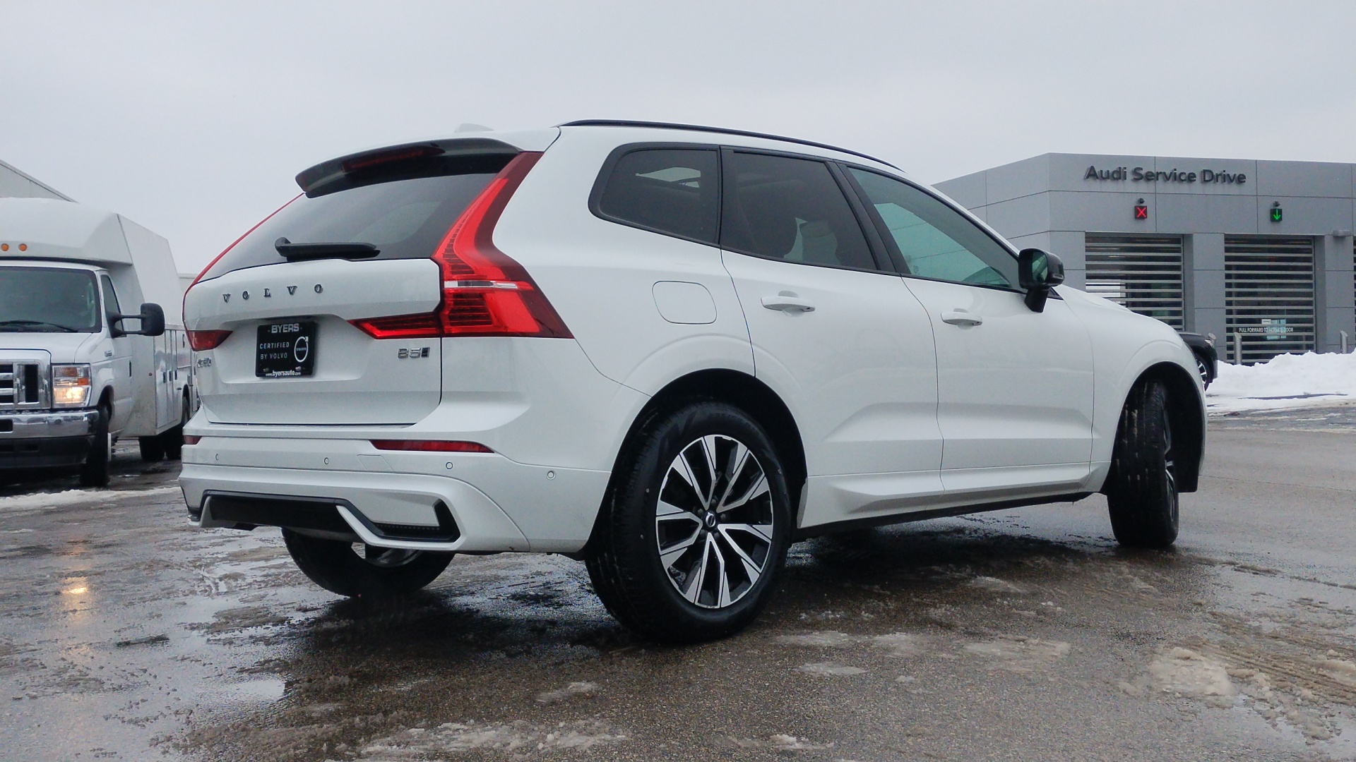 2024 Volvo XC60 B5 Plus Dark Theme 3