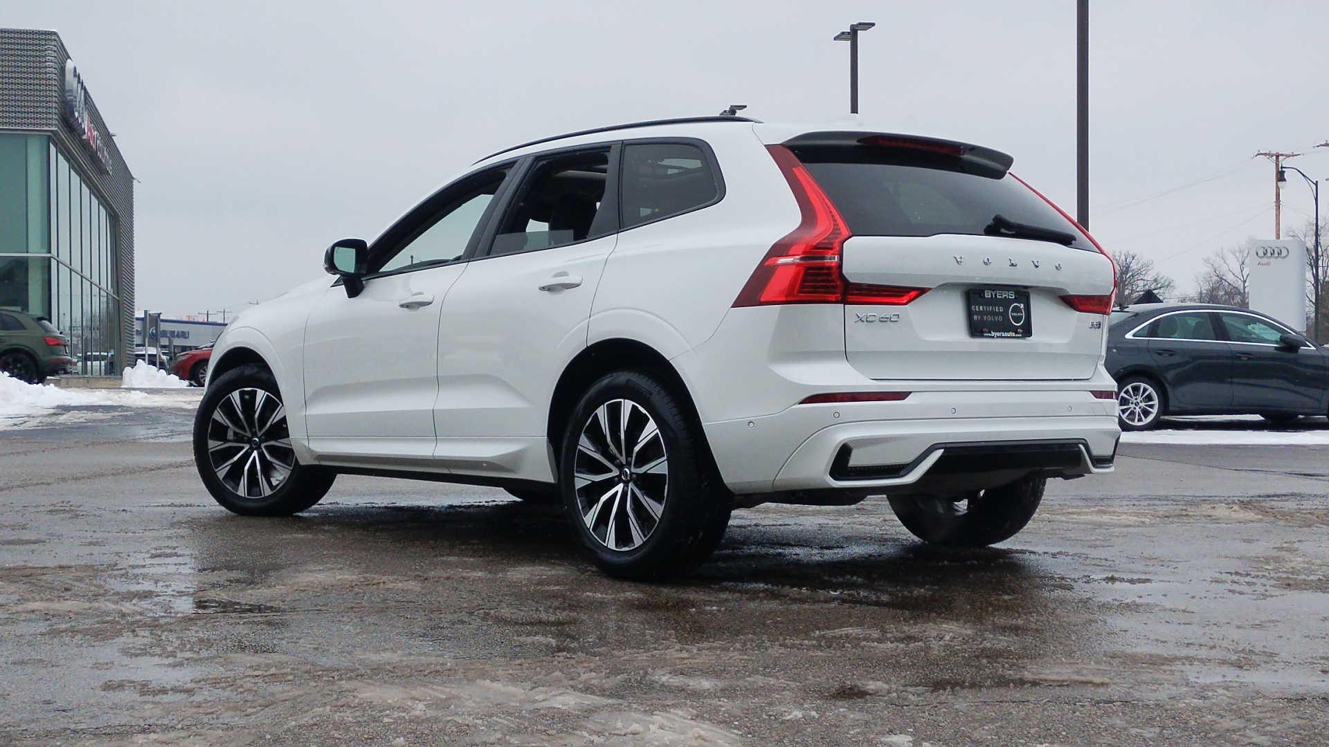 2024 Volvo XC60 B5 Plus Dark Theme 4