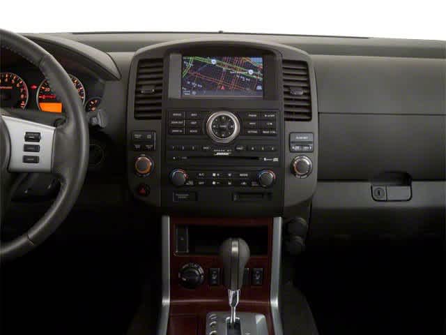 2010 Nissan Pathfinder SE 24