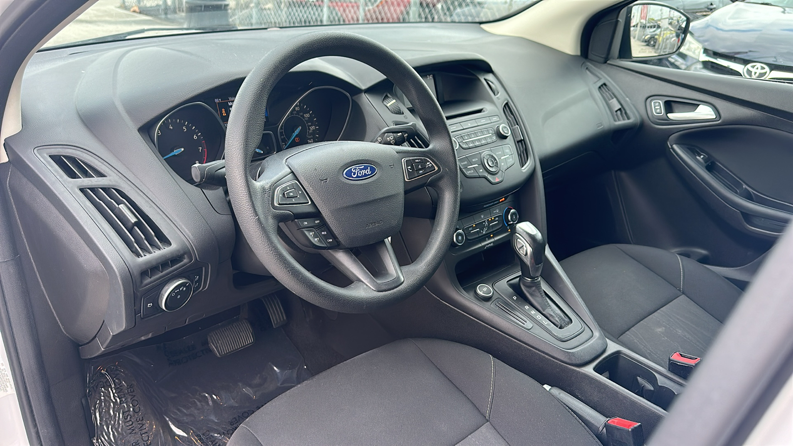 2016 Ford Focus SE 16