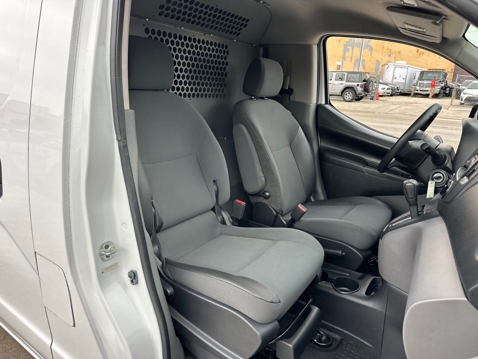 2015 Nissan NV200 S 27