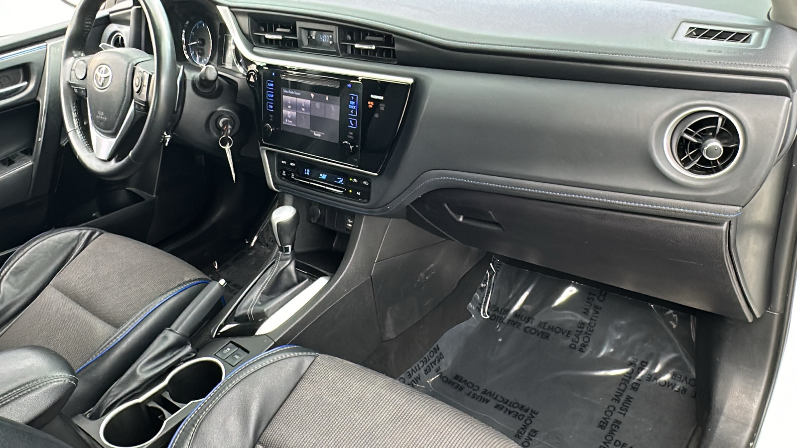 2017 Toyota Corolla SE 32