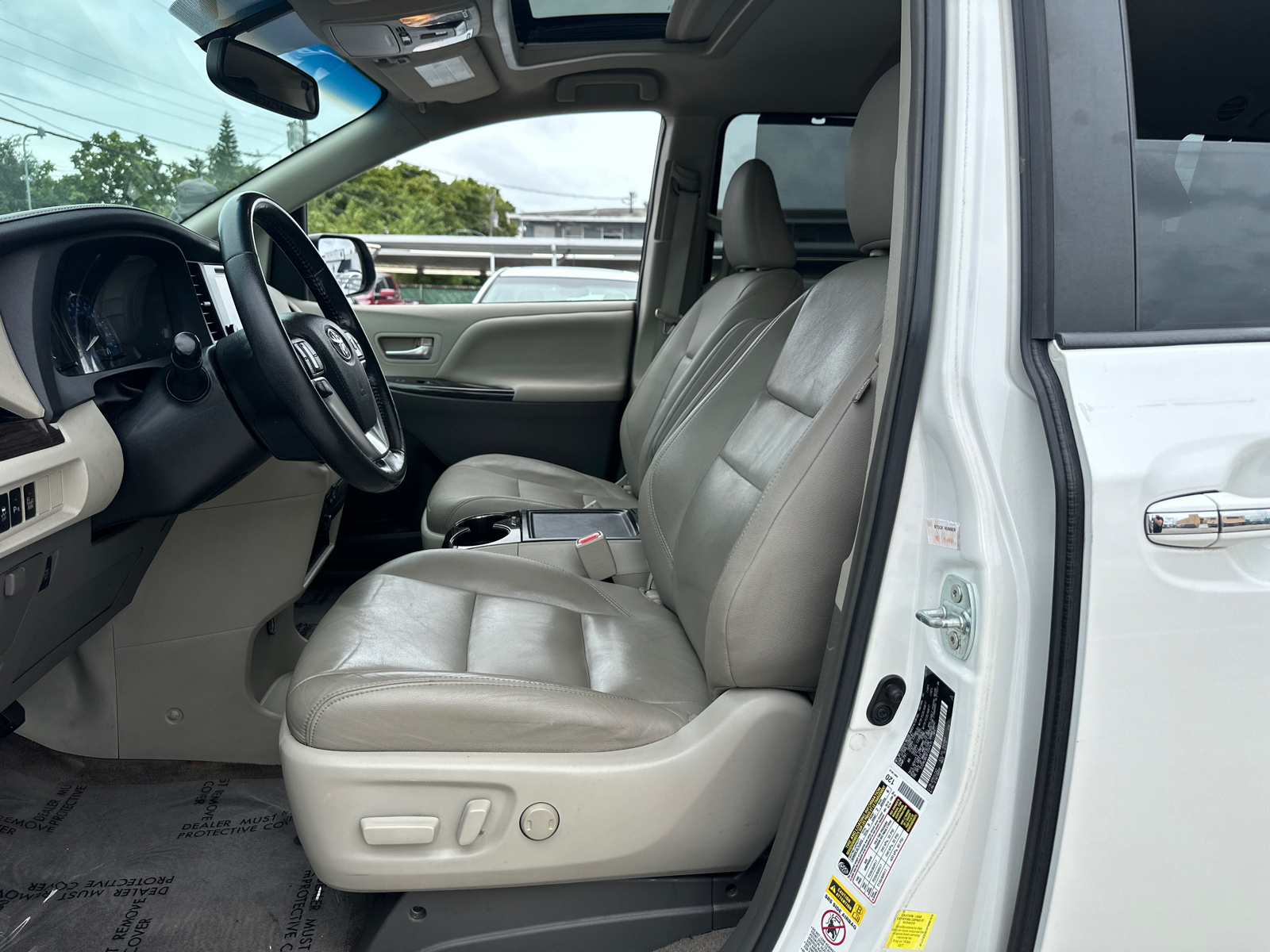 2015 Toyota Sienna XLE 14