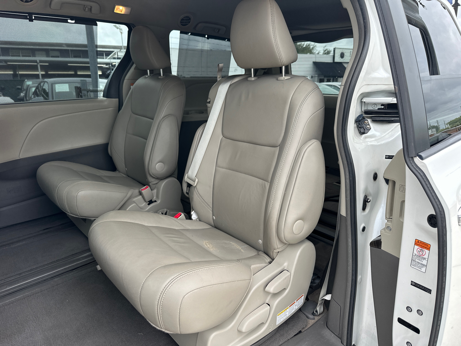 2015 Toyota Sienna XLE 16