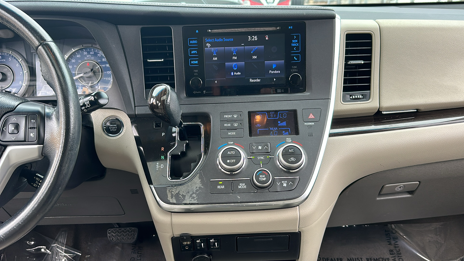 2015 Toyota Sienna XLE 24