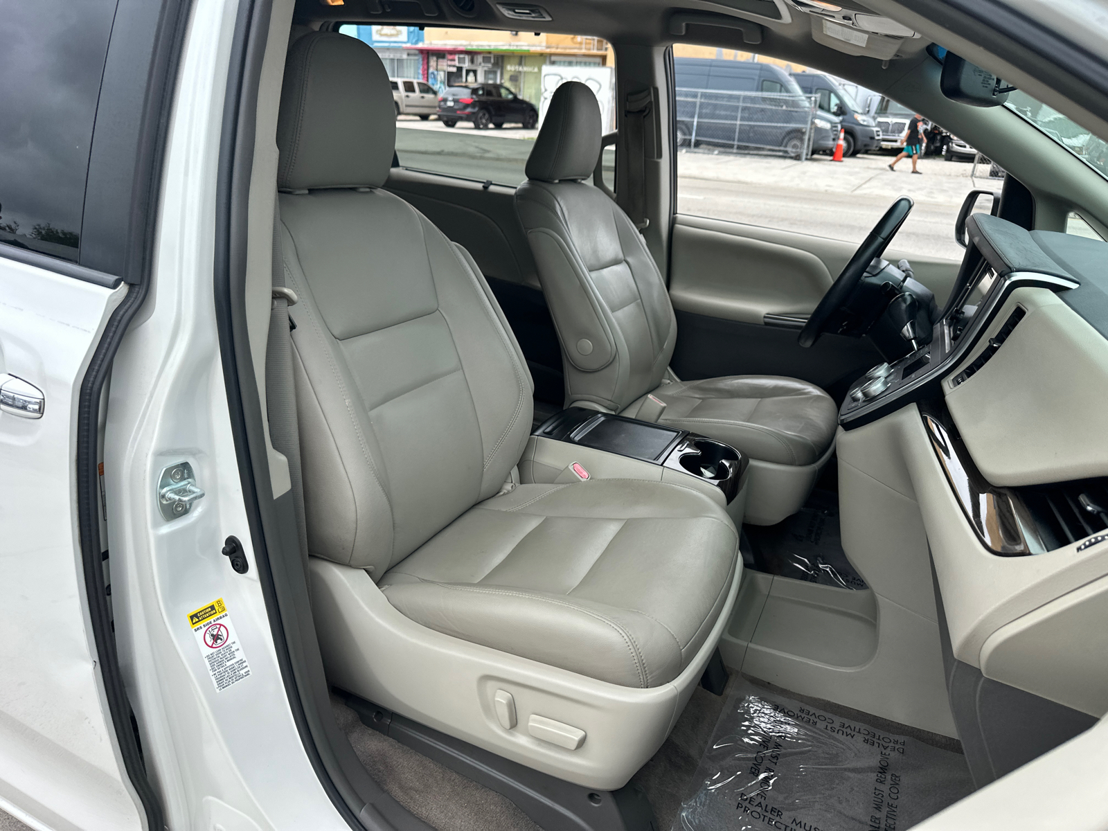 2015 Toyota Sienna XLE 32