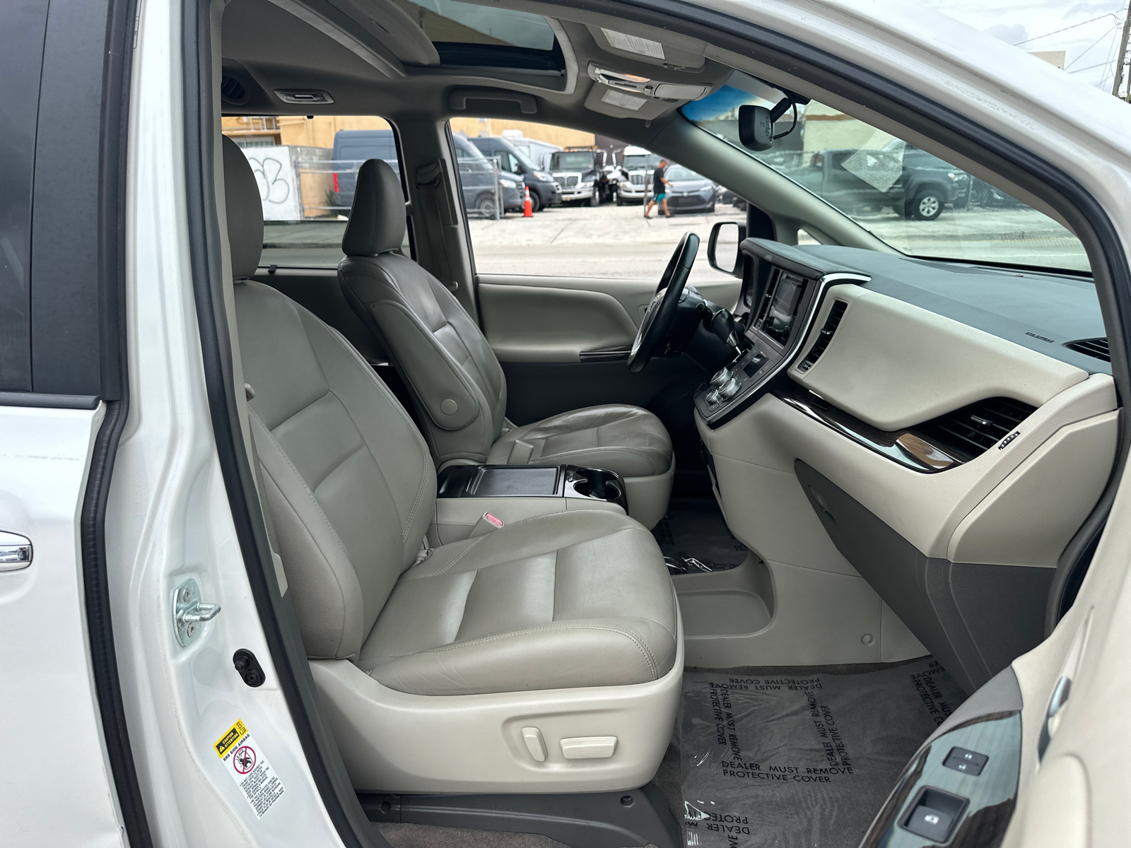 2015 Toyota Sienna XLE 33