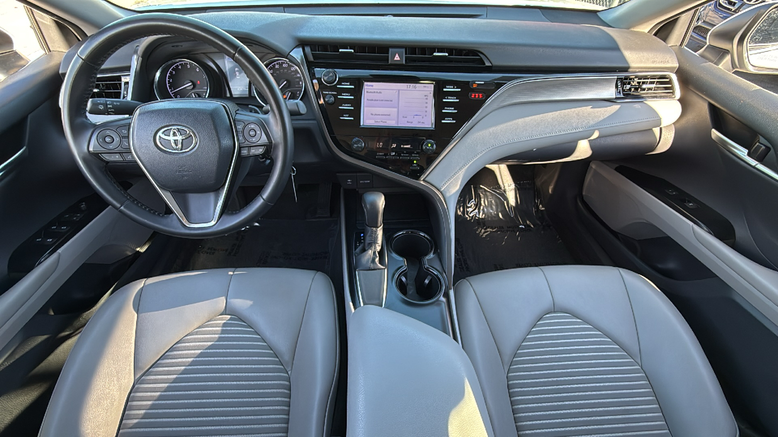 2019 Toyota Camry SE 18