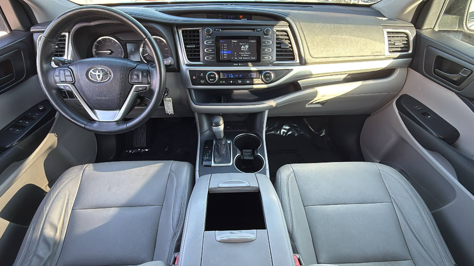 2015 Toyota Highlander LE V6 21