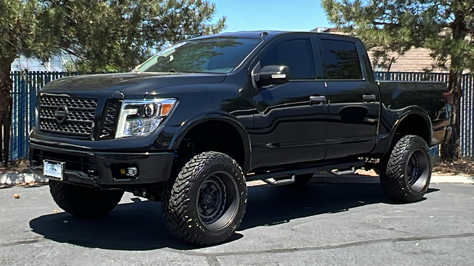 2019 Nissan Titan PRO-4X 4x4 Crew Cab 1